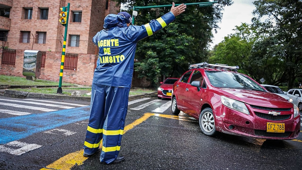 Regulación de agentes de tránsito en la zona cercana a Univalle.