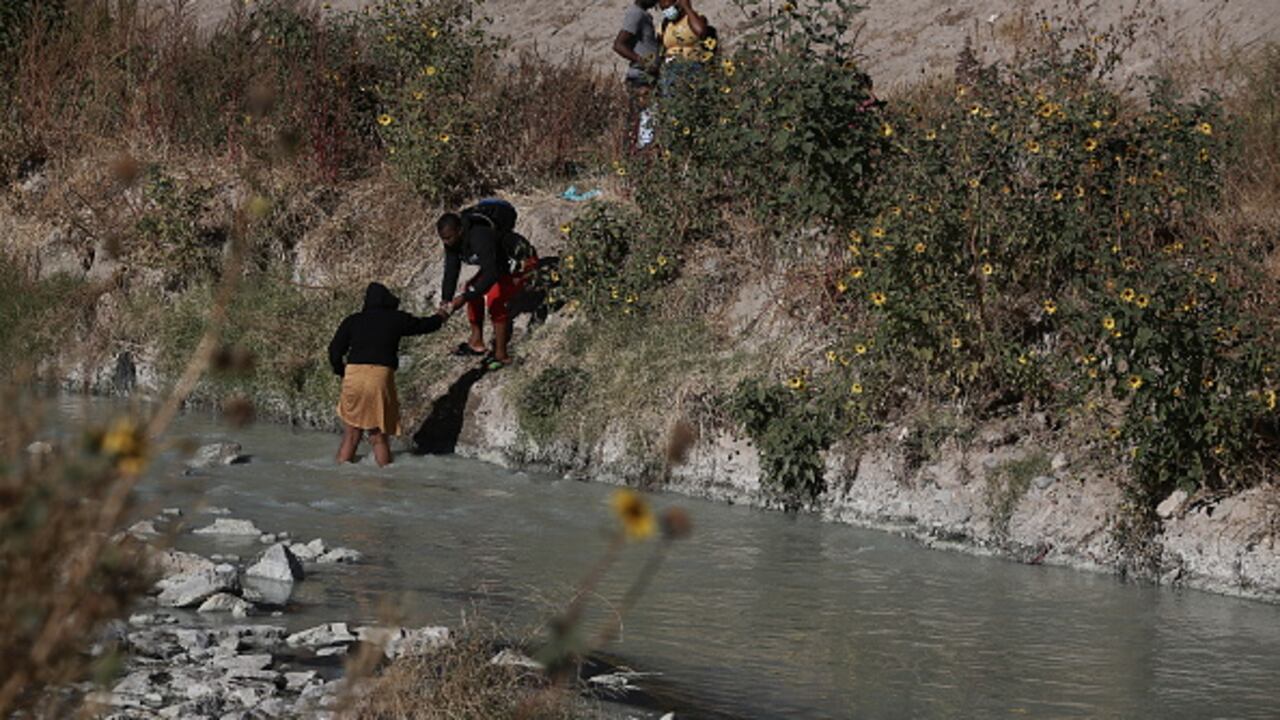 Los migrantes cruzan el Río Bravo para seguir su camino de Ciudad Juárez, México, a El Paso, Texas.