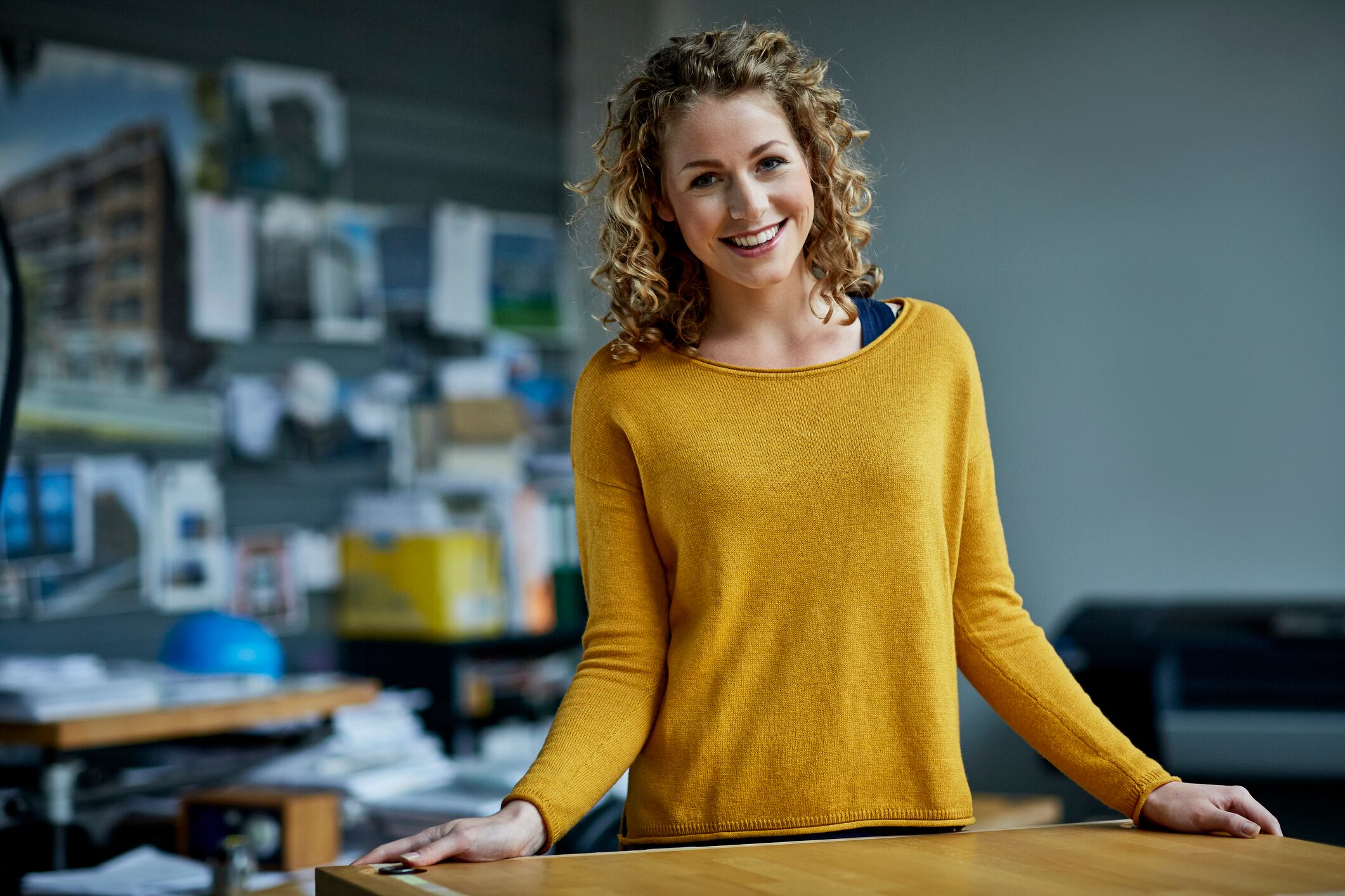 Amarillo en la moda festiva: cómo este color brilla con la promesa de un nuevo comienzo en el año nuevo.