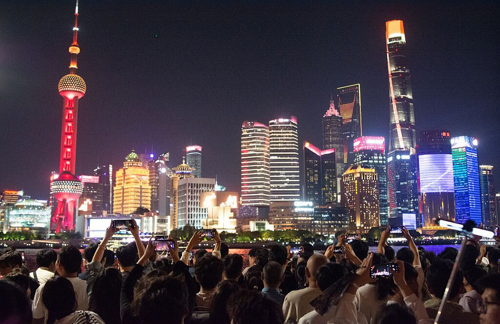 Una multitud de turistas abarrotados en el Bund en Shanghai, China, el 2 de mayo de 2025, durante el feriado del Día del Trabajo. (Foto de Ying Tang/NurPhoto vía Getty Images)