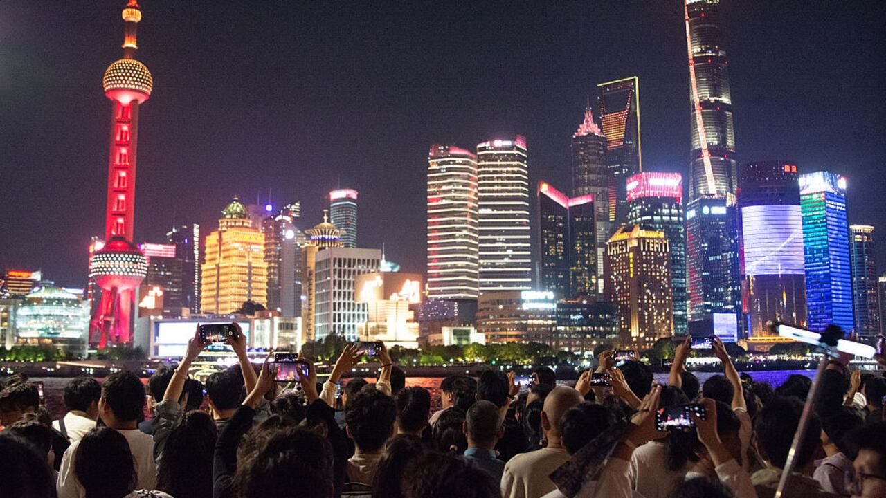 Una multitud de turistas abarrotados en el Bund en Shanghai, China, el 2 de mayo de 2025, durante el feriado del Día del Trabajo. (Foto de Ying Tang/NurPhoto vía Getty Images)