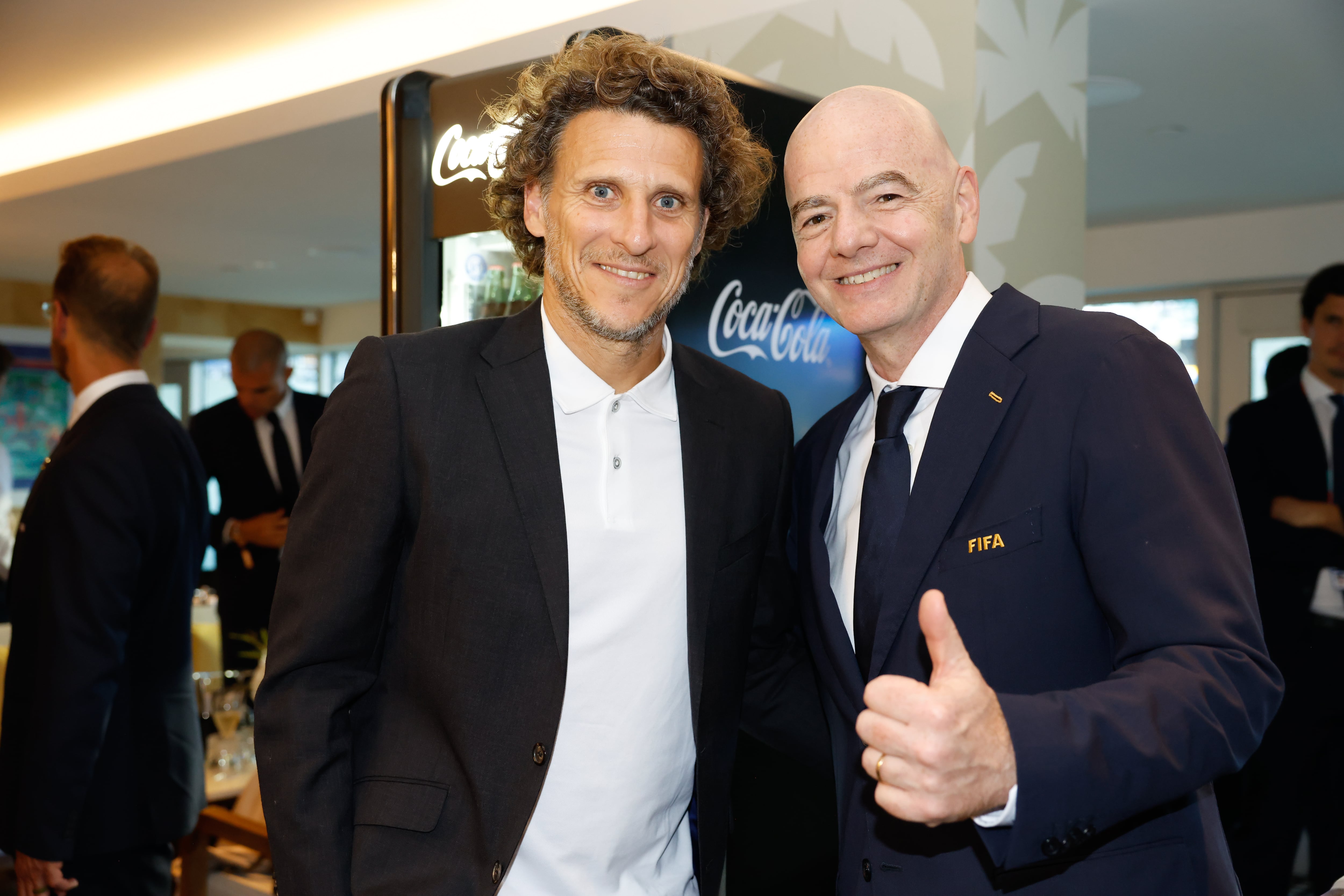 Diego Forlán y Gianni Infantino, presidente de Fifa.