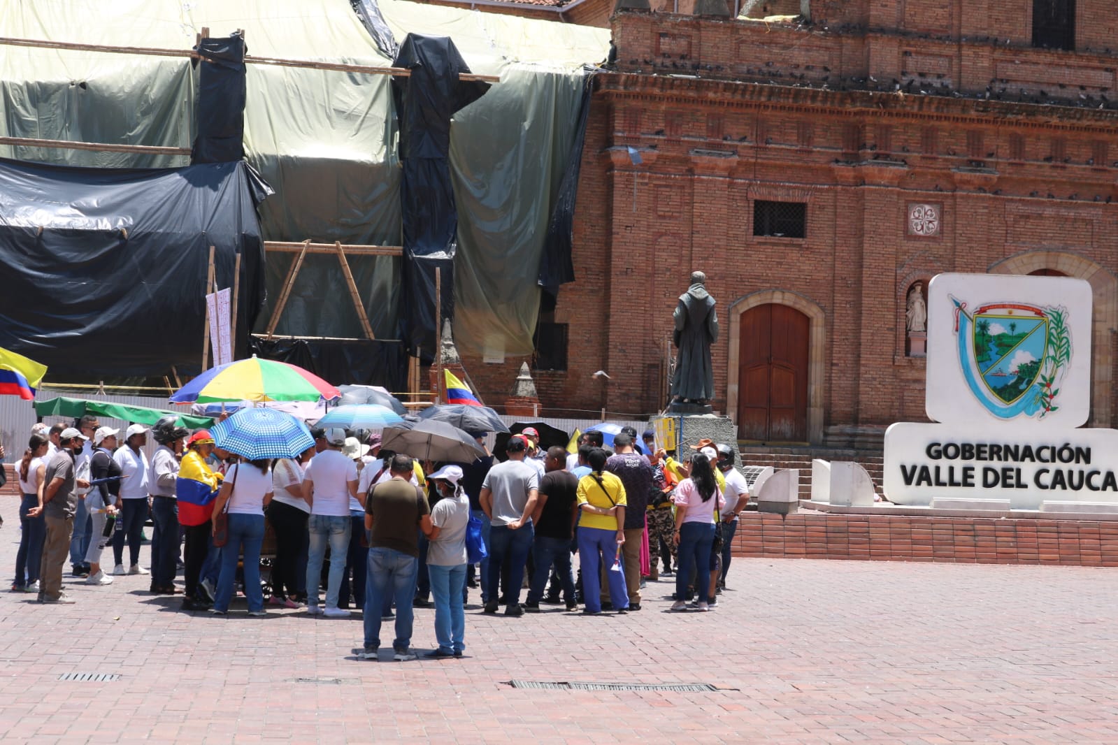 En Cali las personas se dispersaron y solo quedó un grupo que dialoga sobre las pocas personas que salieron a marchar.
