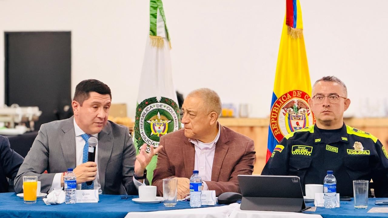 El general (r) Luis Fernando Navarro (centro) reportó disminución de delitos en el departamento de Cundinamarca.