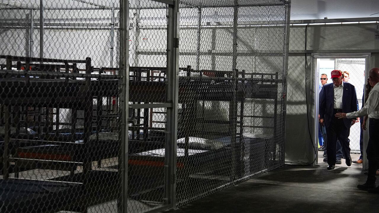 El presidente Donald Trump visita ‘Alligator Alcatraz’, un nuevo centro de detención de migrantes en Ochopee, Florida
