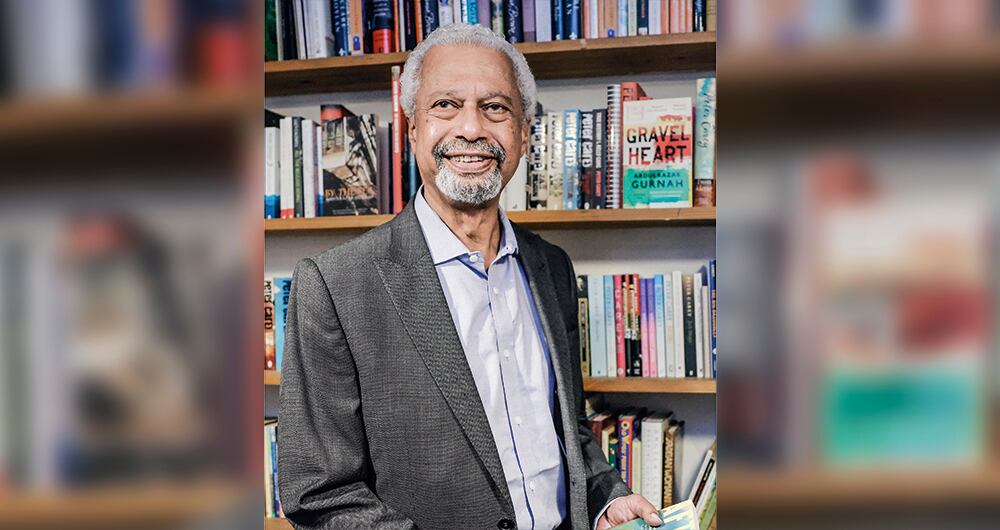  El escritor en la presentación de su novela más reciente, Afterlives (2020). Muy sonriente, y no imaginaba lo que venía.