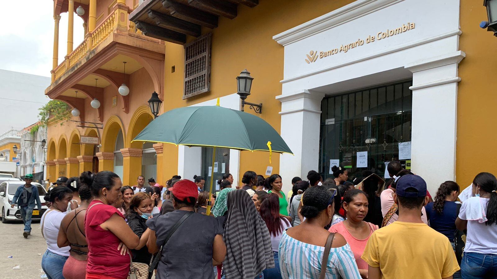 Filas de Renta Ciudadana en Cartagena.