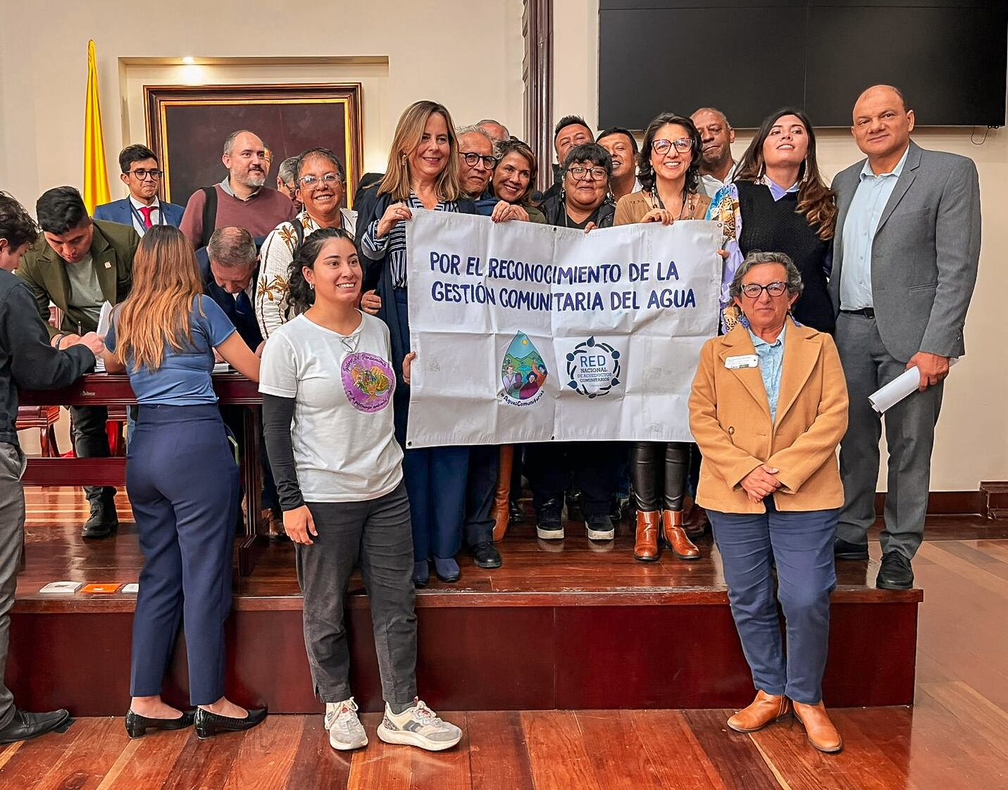 Ruth Quevedo, viceministra de Agua y Saneamiento básico, y congresistas tras la aprobación de la iniciativa.