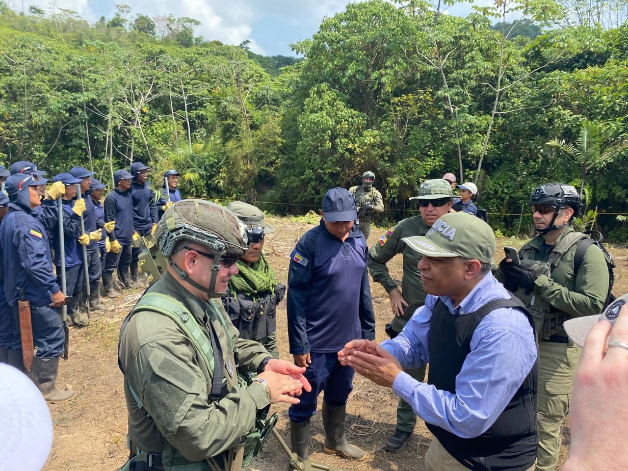 Coronel (r) Juan Pablo Bernal recibiendo un reconocimiento por parte del gobierno de los Estados Unidos - INL, en el área de operaciones, en jurisdicción de Caucasia - Antioquia.