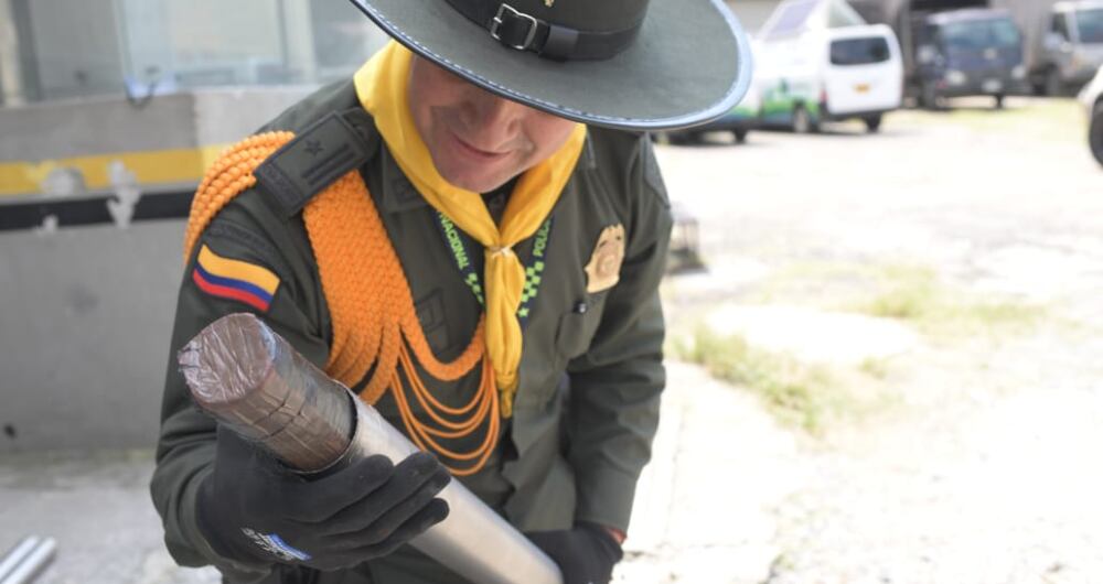 Cada tubo metálico repleto de marihuana podría llegar a costar hasta cinco millones de pesos.