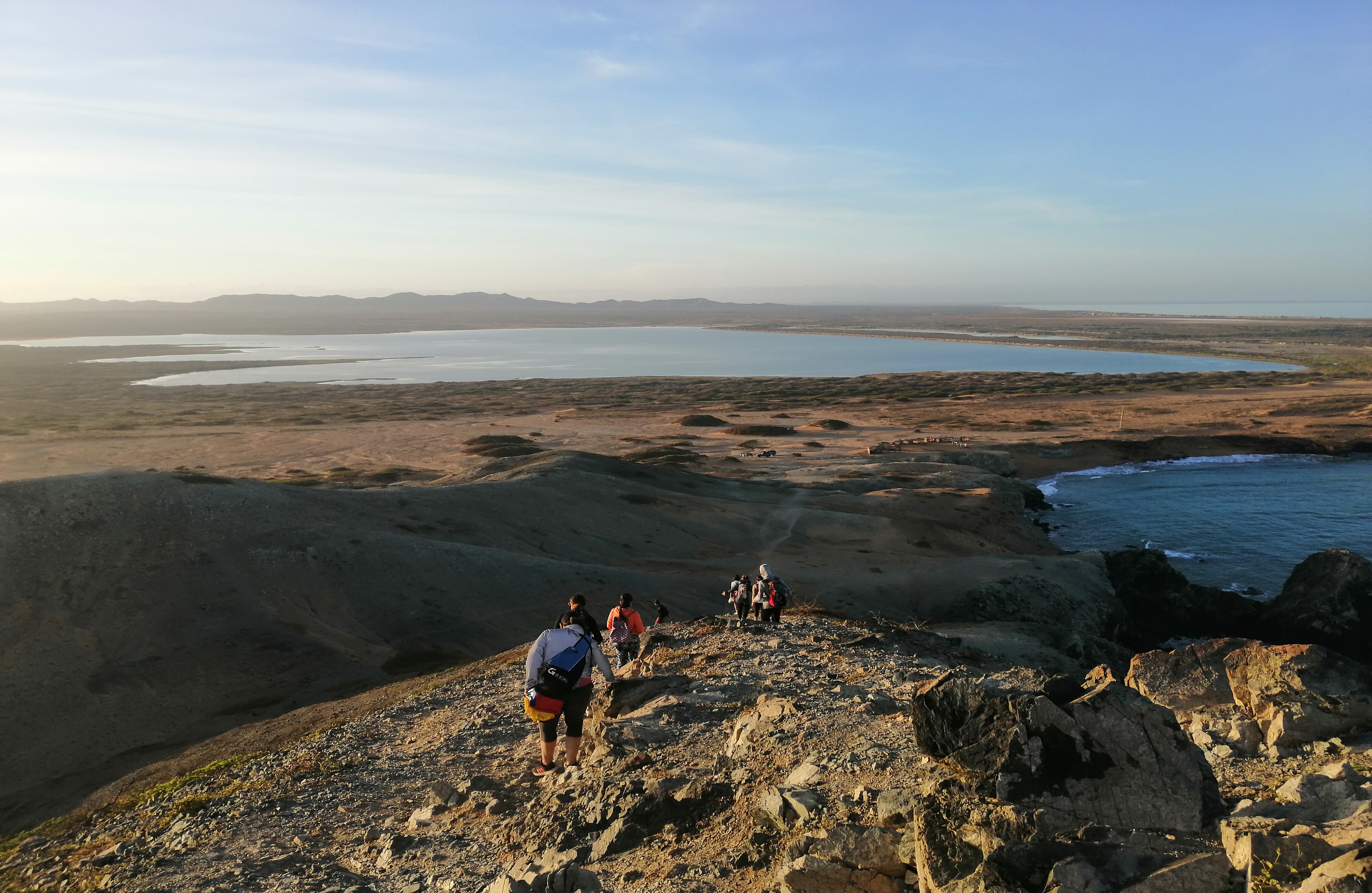 Al norte de Riohacha, en el Cabo de La Vela, se encuentra el Pilón de Azúcar. En la cima se encuentra un altar de la Virgen de Fátima y se disfruta de una inigualable vista del mar Caribe. - Milena Zabala de Mochileros x Colombia.