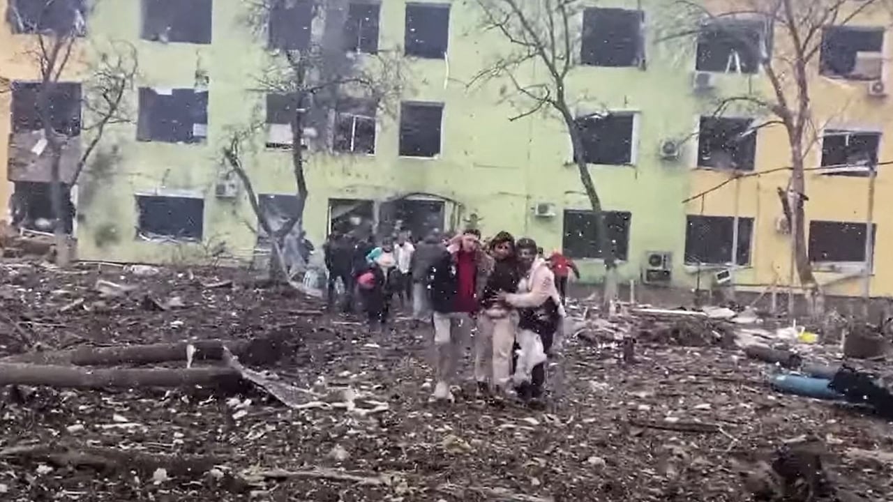 In this video grab from a handout footage taken and released by the the National Police of Ukraine on March 9, 2022, people are helped out of a damaged building of a children's hospital following a Russian air strike in the southeastern city of Mariupol. - International leaders and Ukraine accused Russia of a "barbaric" attack on the hospital, as civilians continued to bear the brunt of the conflict two weeks into Moscow's invasion. (Photo by Handout / National Police of Ukraine / AFP) / RESTRICTED TO EDITORIAL USE - MANDATORY CREDIT "AFP PHOTO / National Police of Ukraine / handout" - NO MARKETING - NO ADVERTISING CAMPAIGNS - DISTRIBUTED AS A SERVICE TO CLIENTS