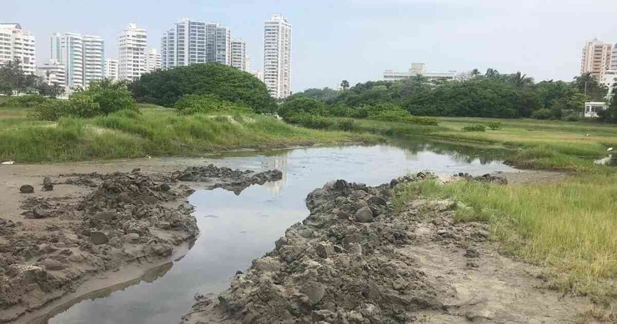 La comunidad de El Laguito construyó un canal para que le lleguen aguas de mejor calidad. Foto: Gestión de Riesgos de Cartagena.