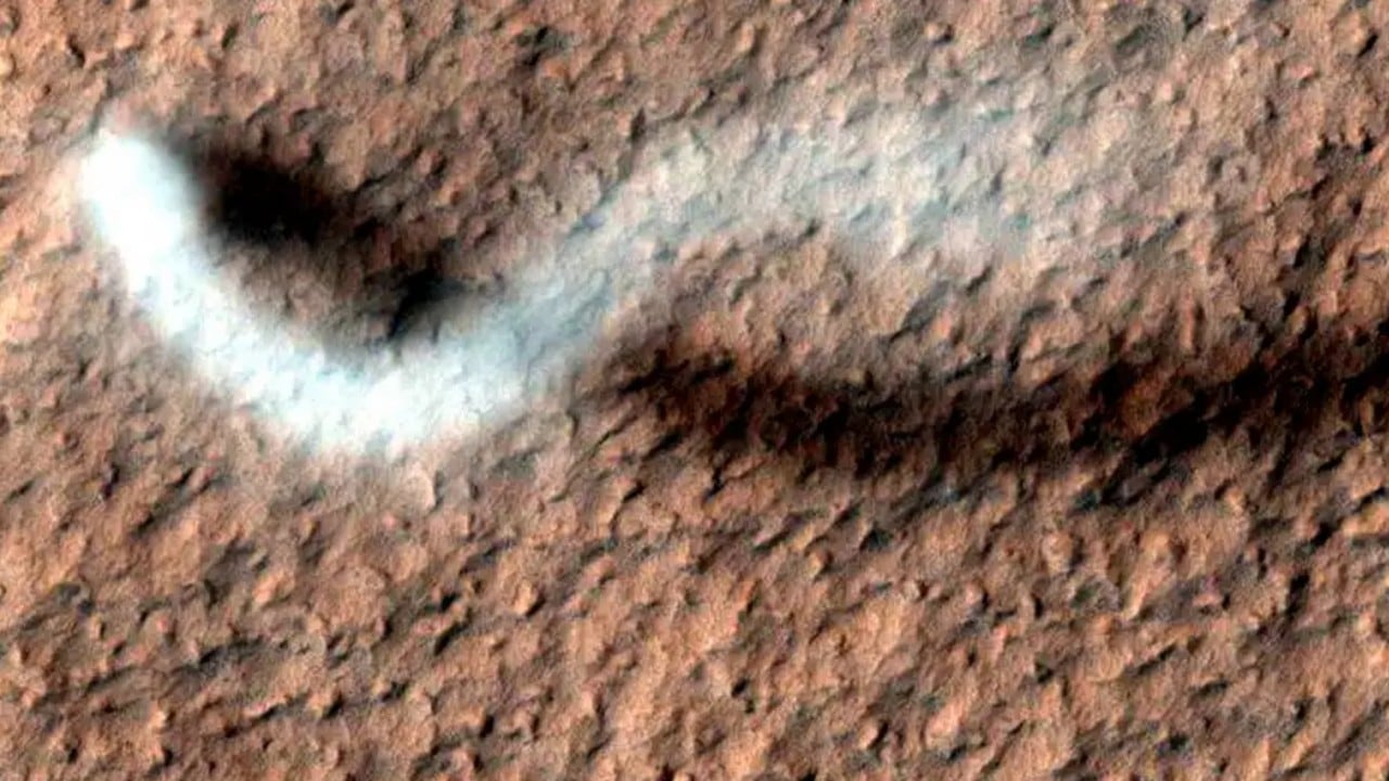 En esta foto tomada por el Mars Reconnaissance Orbiter de la NASA el 16 de febrero de 2012, se ve un remolino de polvo marciano atravesando el planeta. Hoy se sabe que son más ventosos.