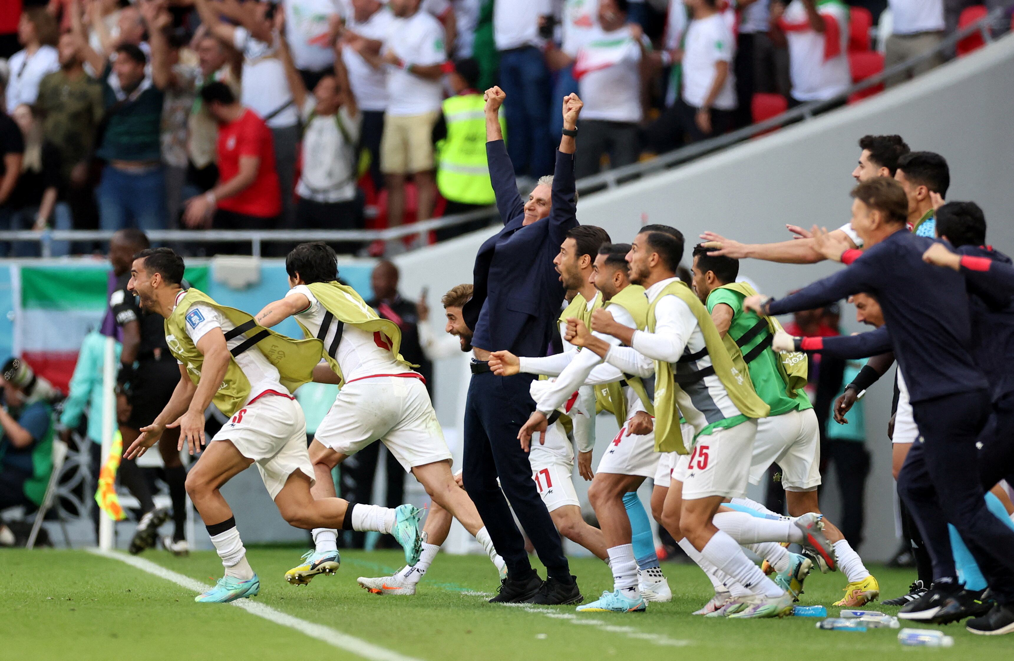 Soccer Football - FIFA World Cup Qatar 2022 - Group B - Wales v Iran - Ahmad Bin Ali Stadium, Al Rayyan, Qatar - November 25, 2022 Iran substitute players and Iran coach Carlos Queiroz celebrate their first goal REUTERS/Carl Recine     TPX IMAGES OF THE DAY