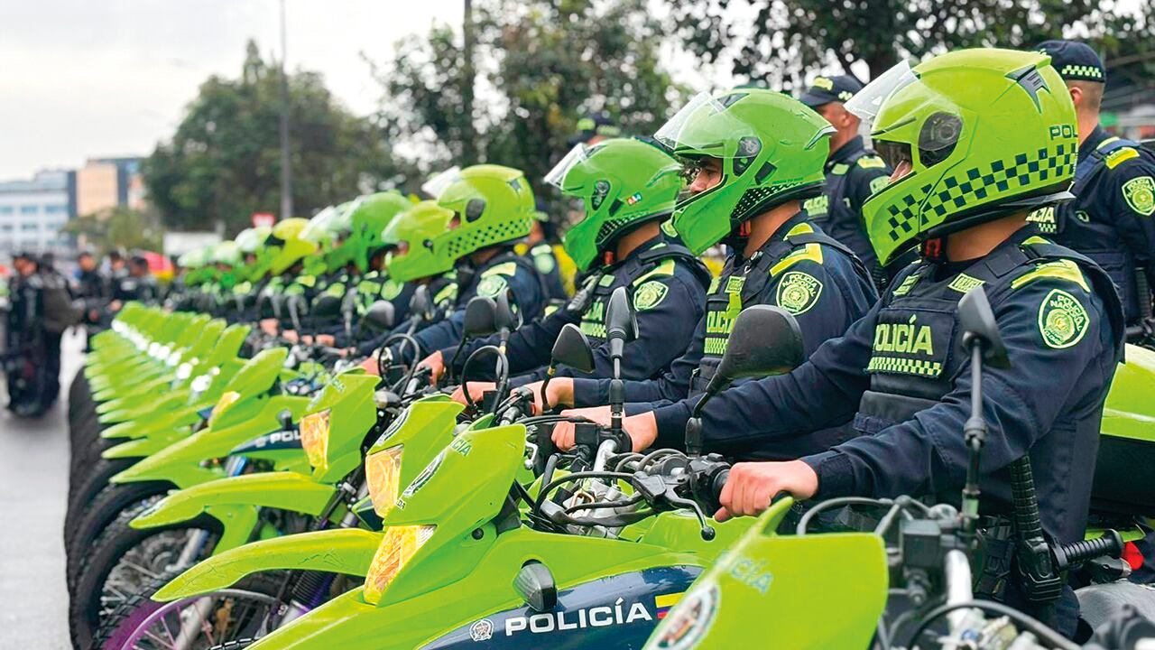 Imagen de referencia de policías patrullando en Bogotá.