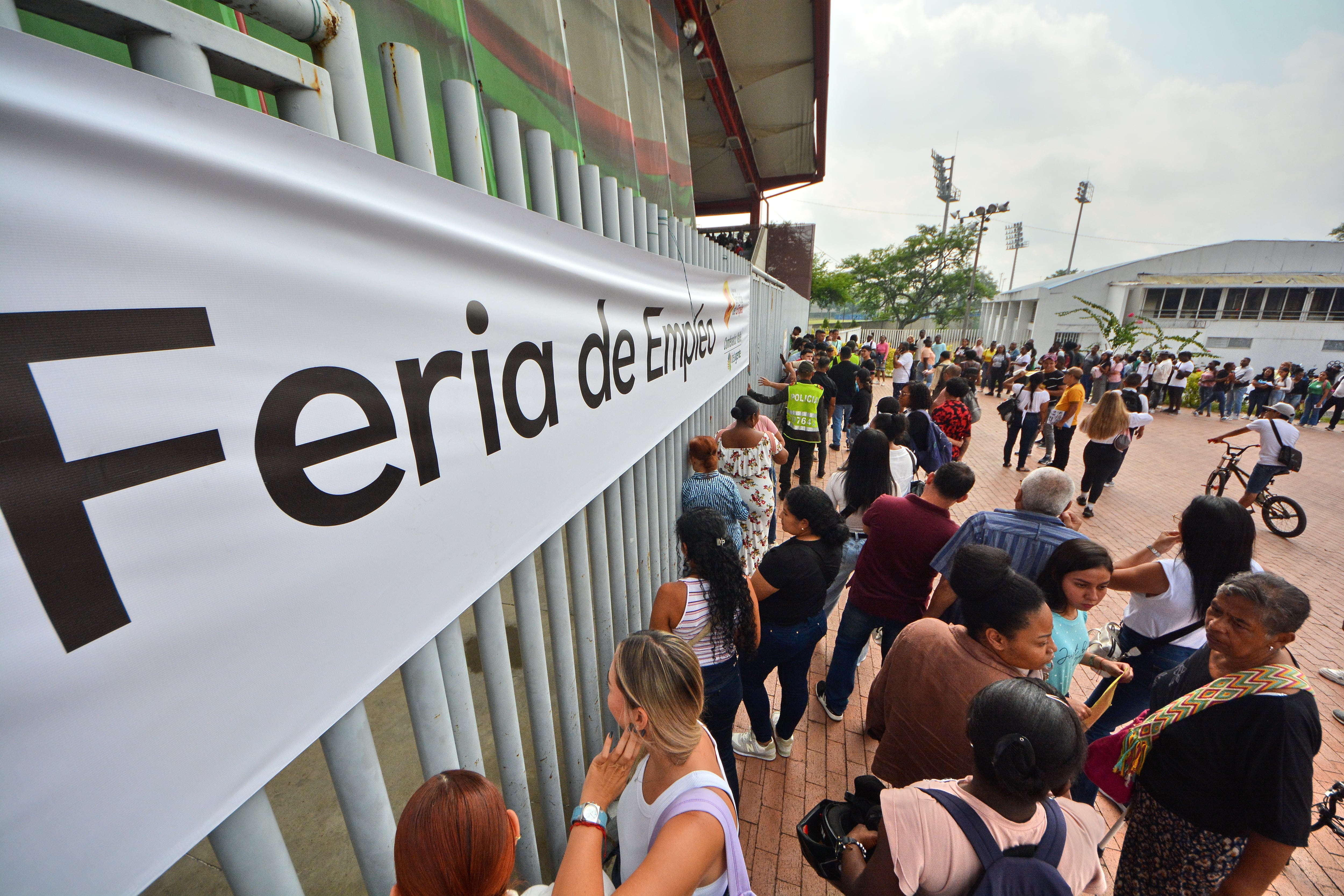 Este viernes 5 de abril, miles de personas llegaron hasta el coliseo de Hockey por una oportunidad de aplicar a las más de 5.000 vacantes de empleo disponibles en más de 100 empresas de diferentes sectores económicos.