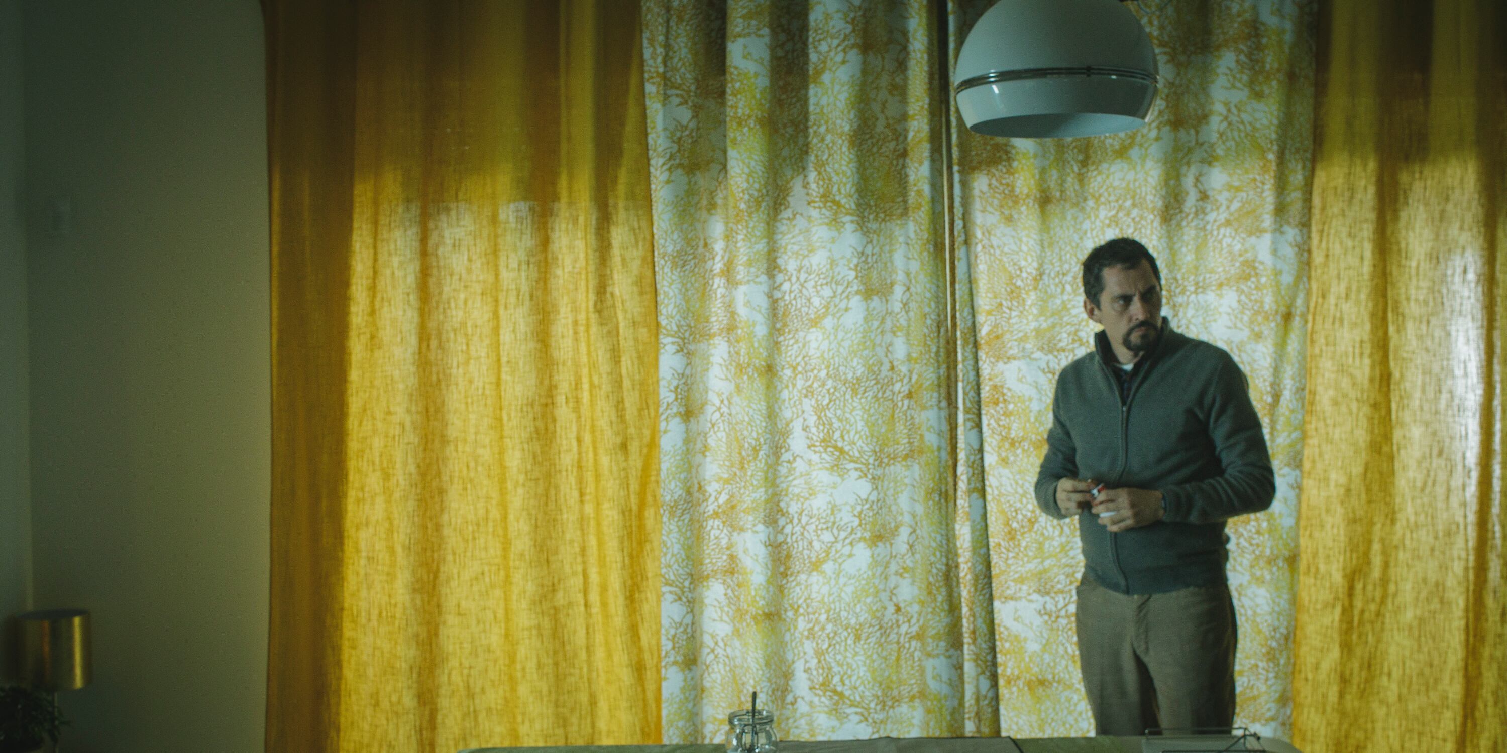 Paco León es Damián, un invitado accidental...