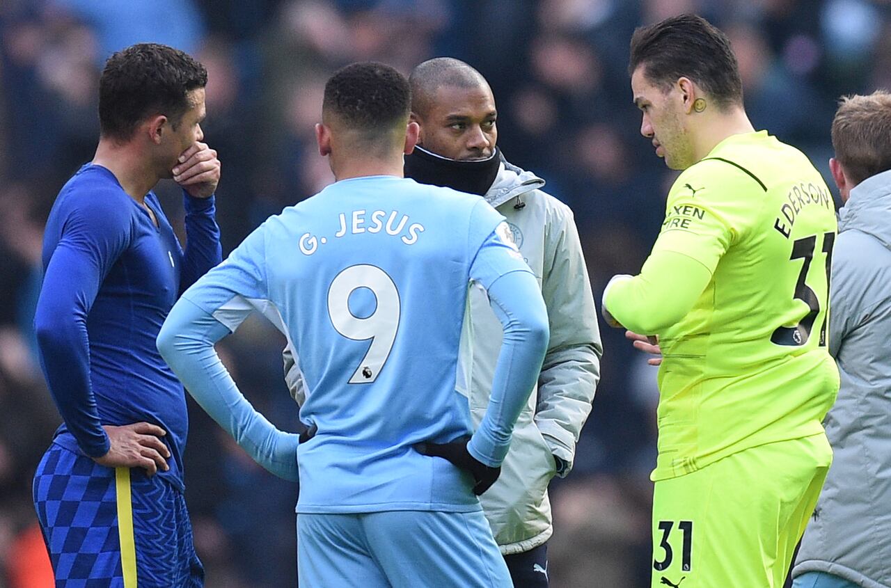 El defensor brasileño del Chelsea Thiago Silva (L) habla con el delantero brasileño del Manchester City Gabriel Jesus (2L), el mediocampista brasileño del Manchester City Fernandinho (2R) y el portero brasileño del Manchester City Ederson en el campo después del partido de fútbol de la Premier League inglesa entre el Manchester City y el Chelsea en el Etihad Stadium en Manchester, noroeste de Inglaterra, el 15 de enero de 2022. - Manchester City ganó el partido 1-0. (Foto de Oli SCARFF / AFP)