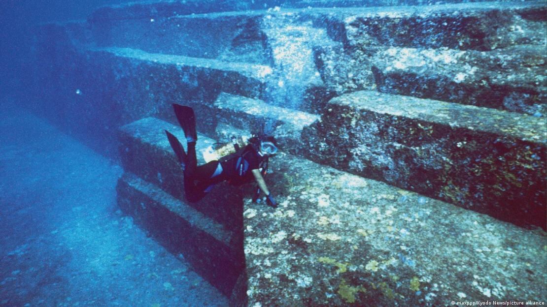 En Japón, ciertas formaciones rocosas bajo el mar han sido interpretadas como posibles construcciones.