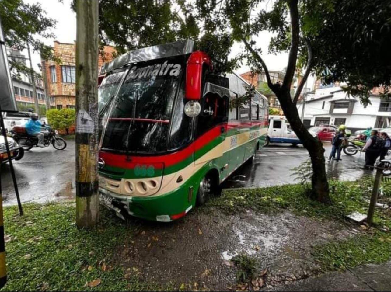 Bus colisionado en el barrio Calasanz de Medellín.
