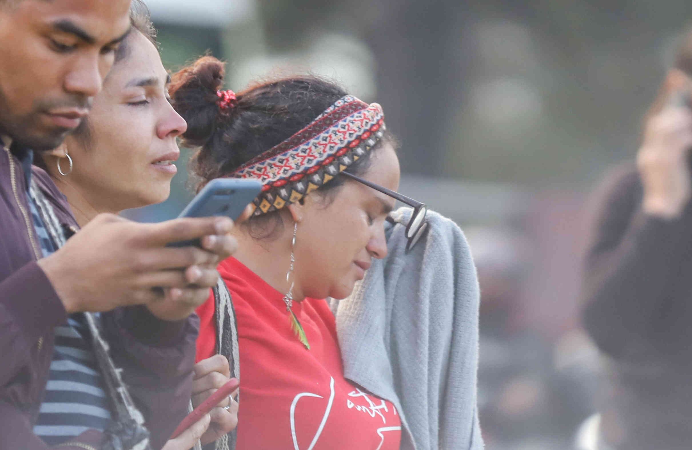 A pocos metros de haber salido del penal, Santrich fue abordado por una comisión del CTI que efectuó un recaptura. La tensión estalló en los manifestantes que, sin poderlo creer, veían cómo devolvían a Santrich al interior de las instalaciones. Muchos lloraban sin entender lo que estaba pasando. Ellos temían que el excomandante fuera extraditado. Foto: Diana Rey / SEMANA.