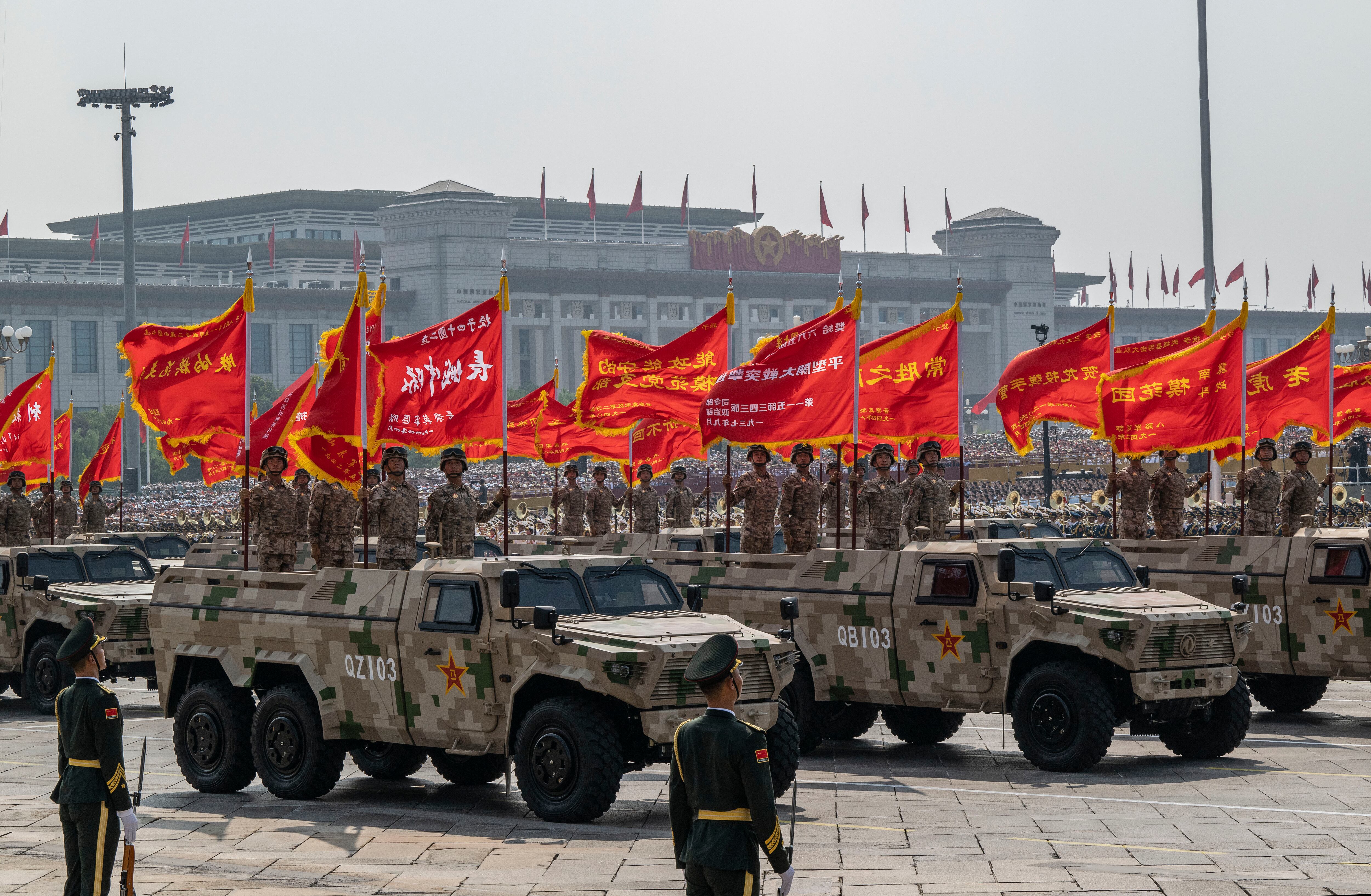 BEIJING, CHINA - 3 DE SEPTIEMBRE: Los chinos viajan encima de camiones durante un desfile militar que marca el 80 aniversario de la victoria sobre Japón y el fin de la Segunda Guerra Mundial, en la Plaza de Tiananmen el 3 de septiembre de 2025, en Beijing, China. El desfile militar del Día de la Victoria en China sirve como una poderosa muestra de orgullo nacional y poder militar. El desfile de este año tiene un mayor peso geopolítico con la asistencia de 26 líderes mundiales, incluido el presidente ruso Vladimir Putin, el líder norcoreano Kim Jong Un y el presidente iraní Masoud Pezeshkian, lo que subraya las alianzas diplomáticas de China mientras se presenta como un líder global alternativo. (Foto de Kevin Frayer/Getty Images) (Foto de KEVIN FRAYER / GETTY IMAGES ASIAPAC / Getty Images vía AFP)