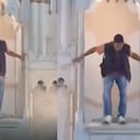 Momento exacto en el que el hombre ataca la emblemática iglesia La Ermita.