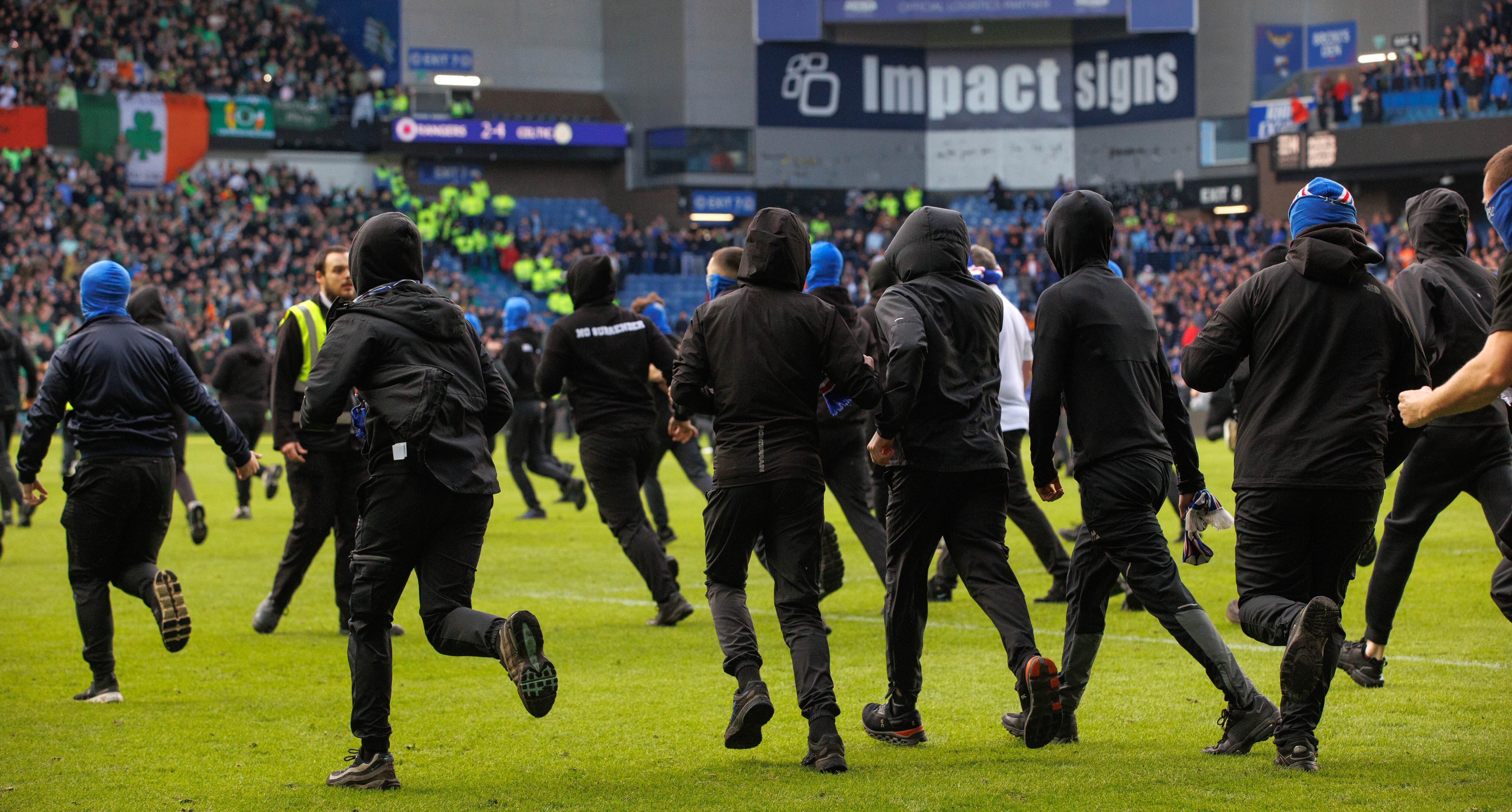 Momentos en que los hinchas del Rangers van contra los fanáticos del Celtic.