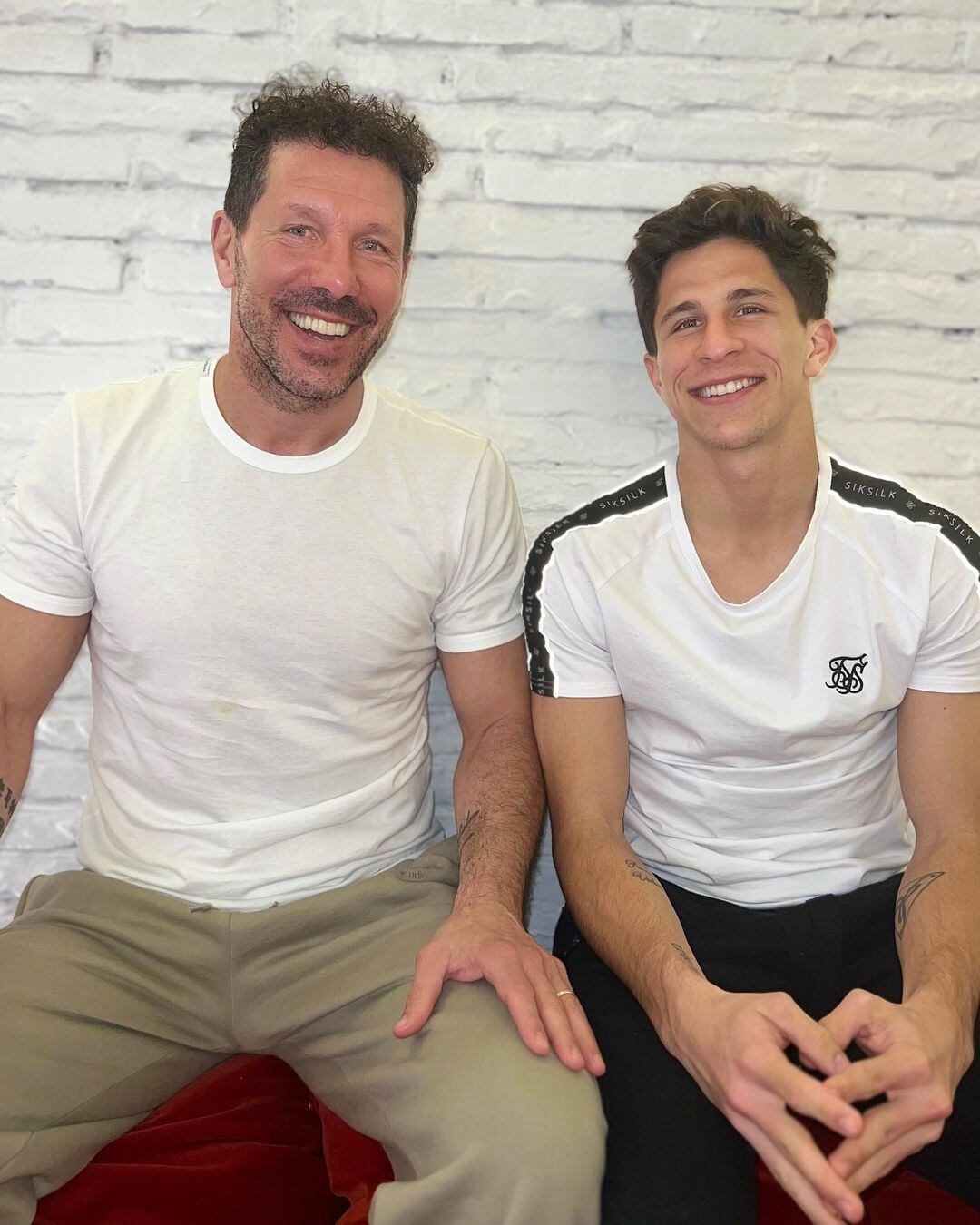 Giuliano Simeone posando junto a su papá en una foto familiar