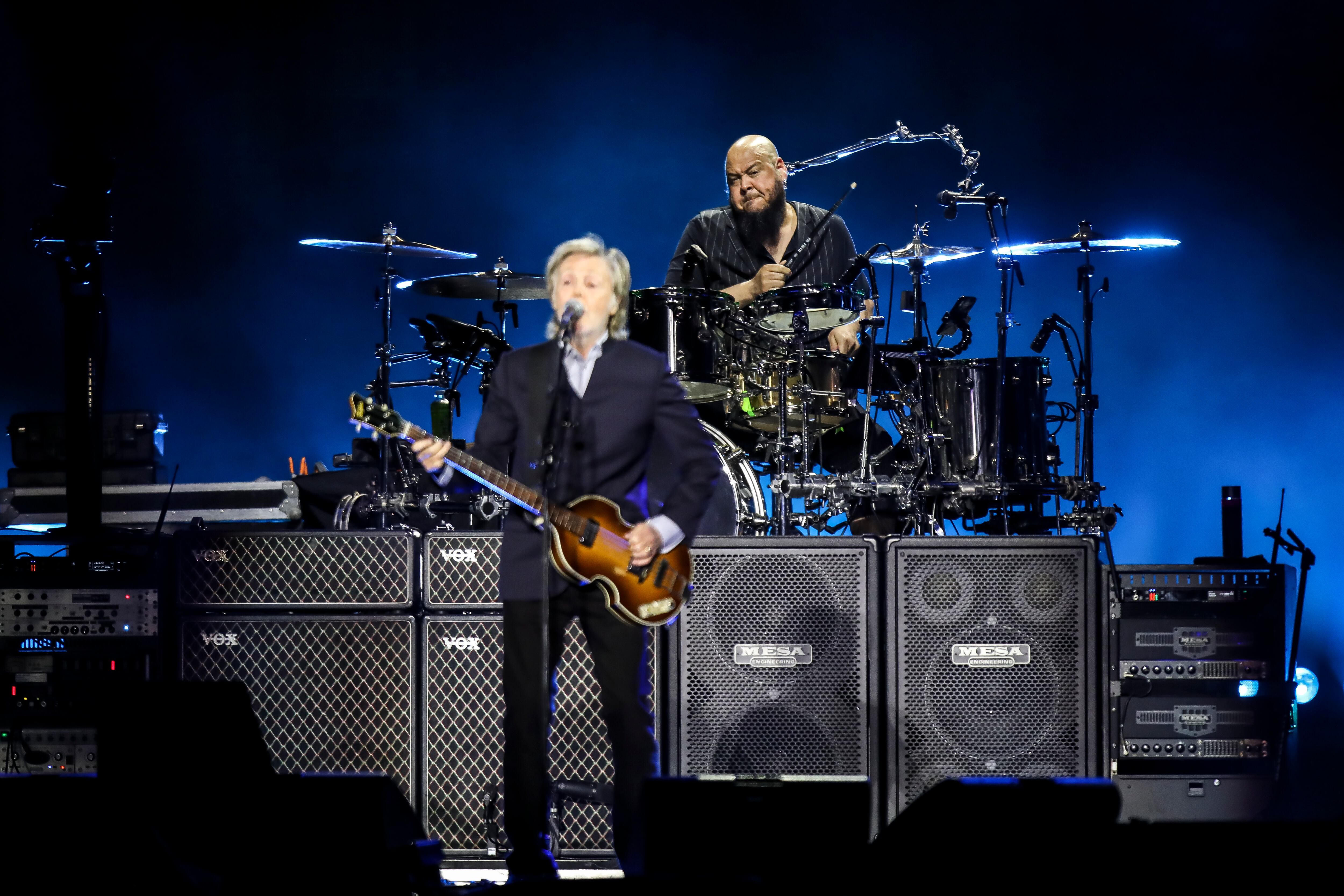 Desde lo masivo de su entrega, Abe Laboriel Jr. es quizá la segunda figura detrás de McCartney en este magno evento musical.

Paul McCartney en el Estadio El Campín de Bogotá, el 1 de noviembre de 2024. Fotos: Esteban Vega La-Rotta.