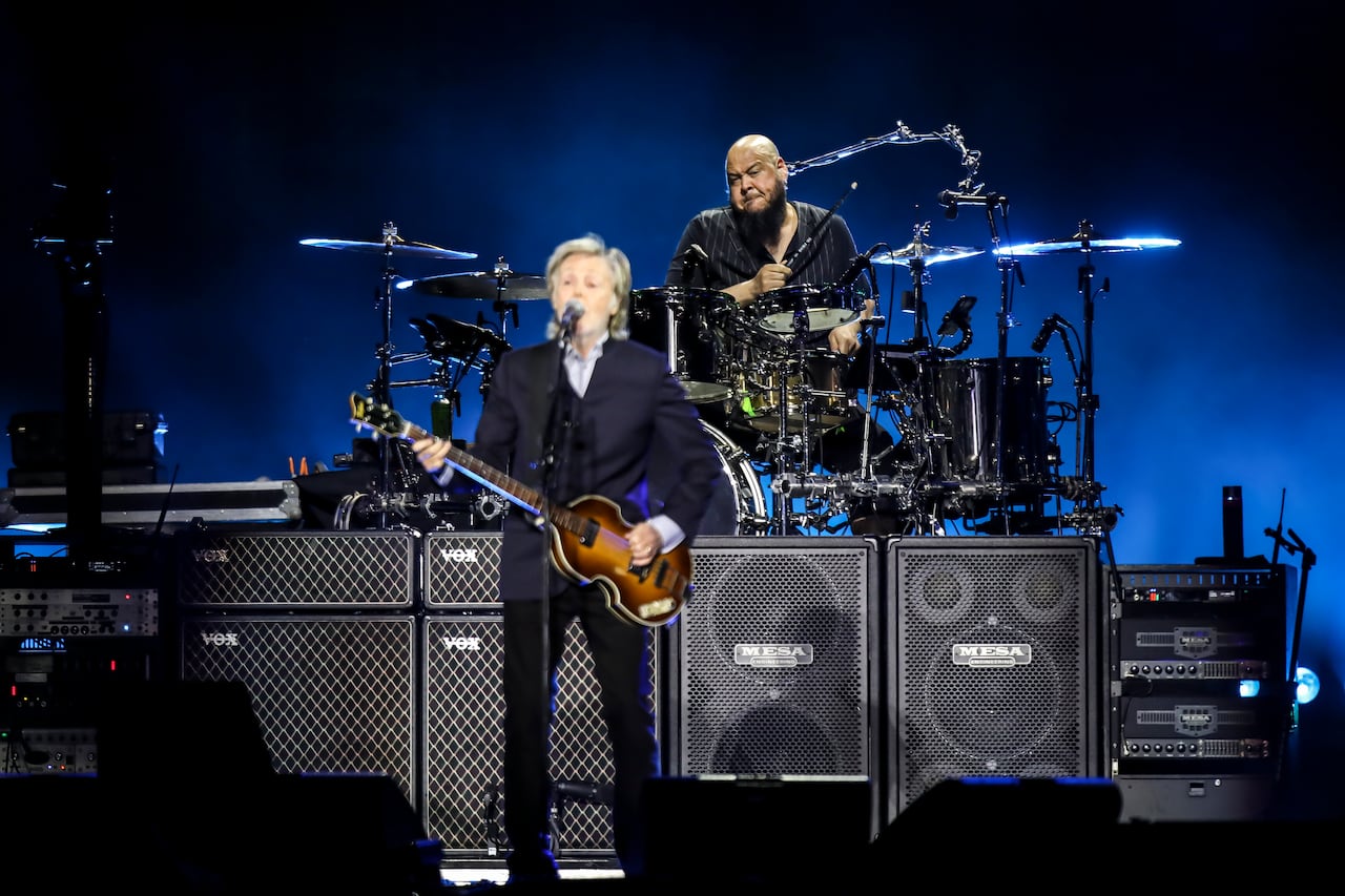 Desde lo masivo de su entrega, Abe Laboriel Jr. es quizá la segunda figura detrás de McCartney en este magno evento musical.
Paul McCartney en el Estadio El Campín de Bogotá, el 1 de noviembre de 2024. Fotos: Esteban Vega La-Rotta.