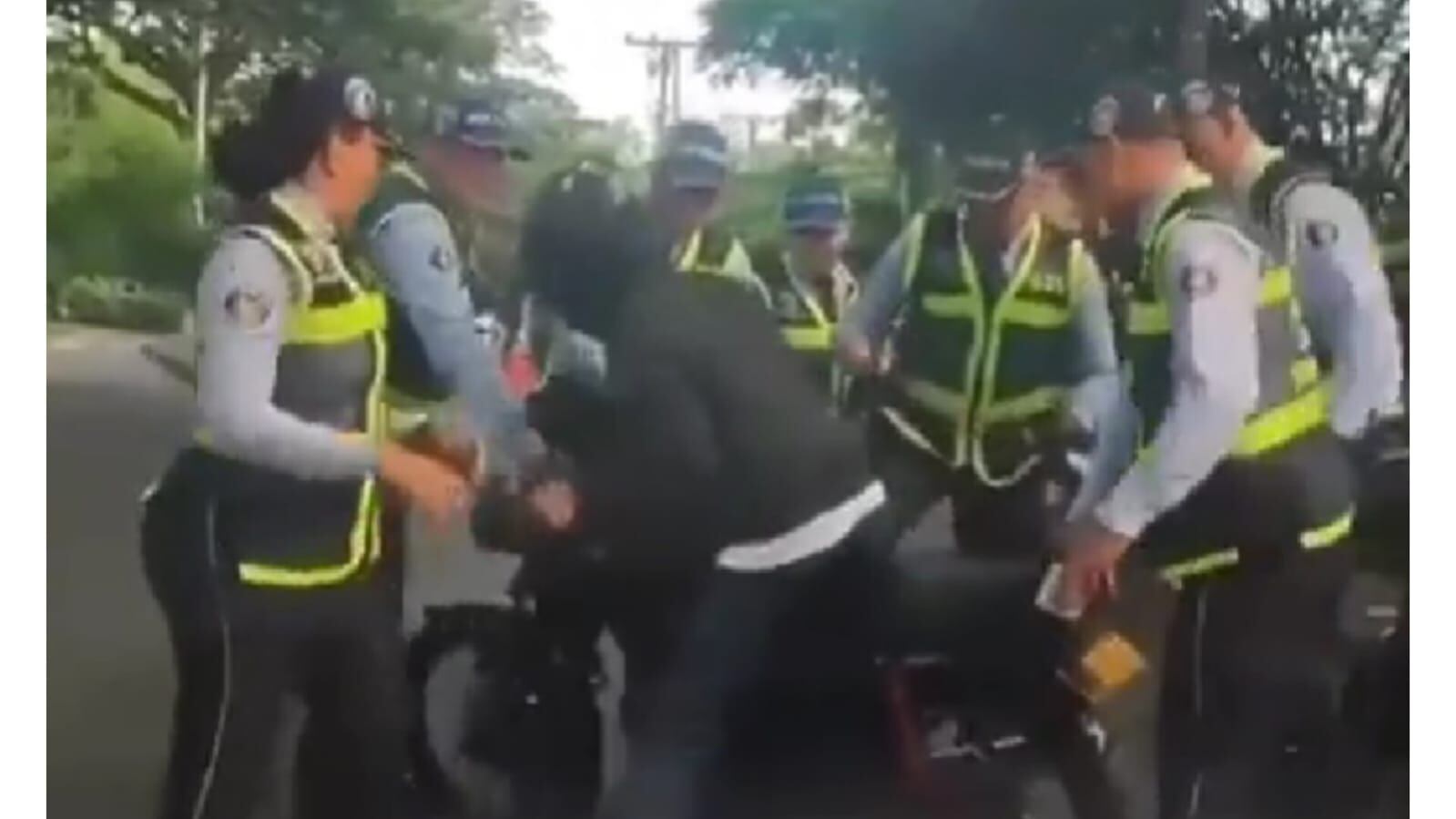 Motociclista habría intentado atropellar a varios agentes de tránsito en Cali tras ser detenido en un puesto de control.