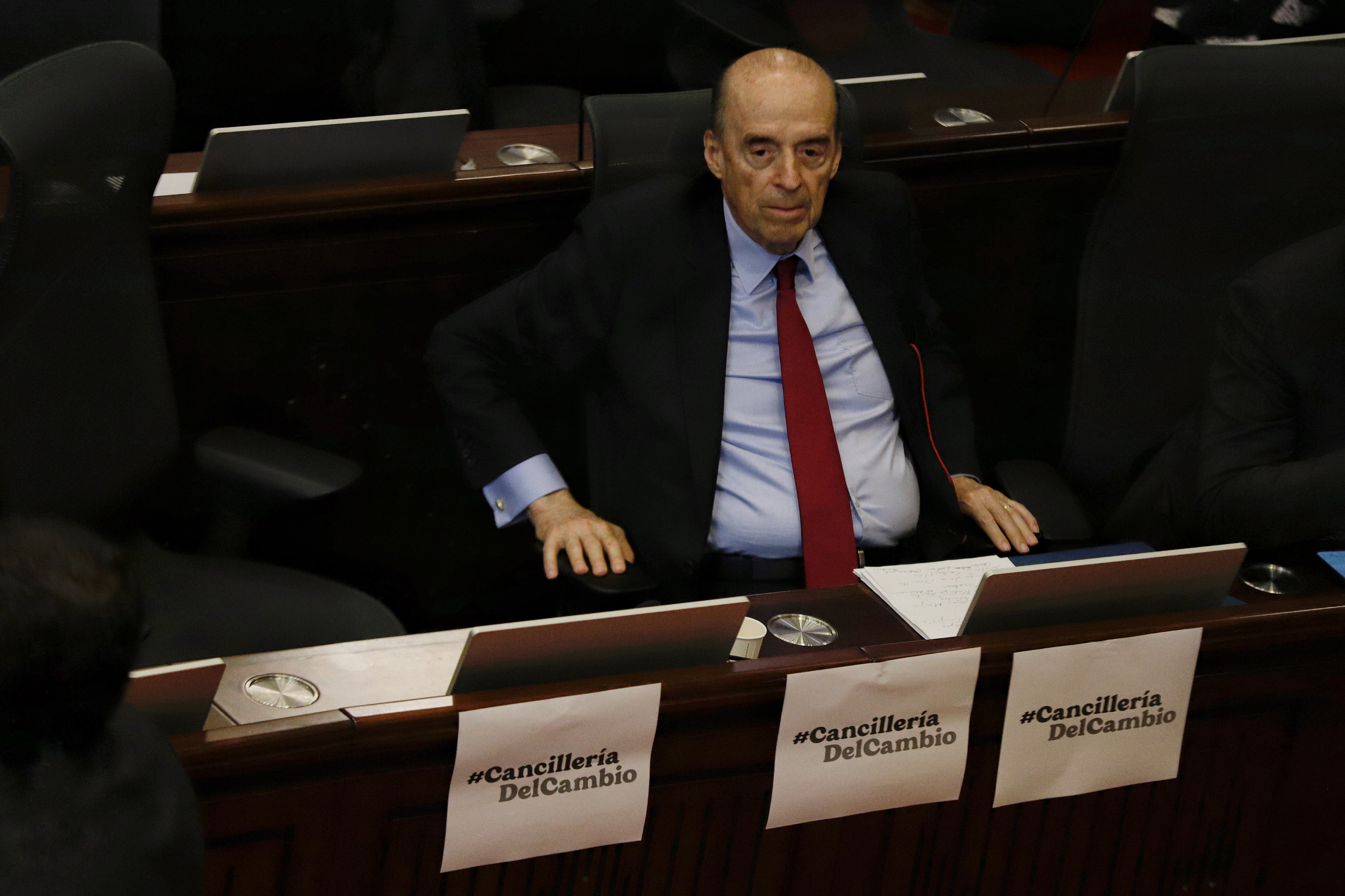 En medio del debate de moción de censura al ministro de relaciones exteriores, familiares y veteranos de la fuerza pública víctimas del conflicto armado, irrumpieron y entraron al salón elíptico para protestar por los sucesos acontecidos con un grupo de militares retenido en el cauca.