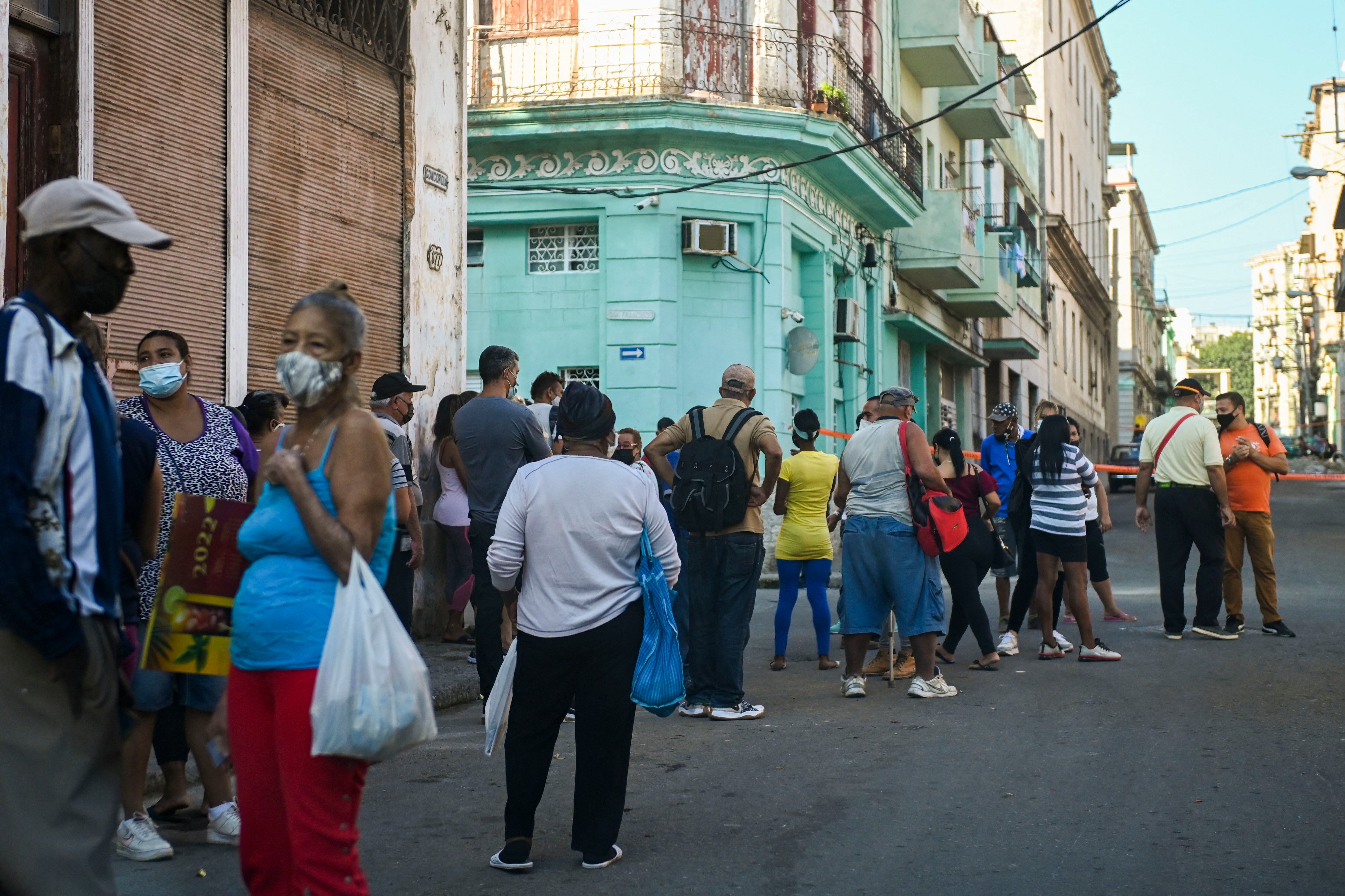 Cubanos hacen largas filas para poder acceder a alimentos. (Photo by Yamil LAGE / AFP)