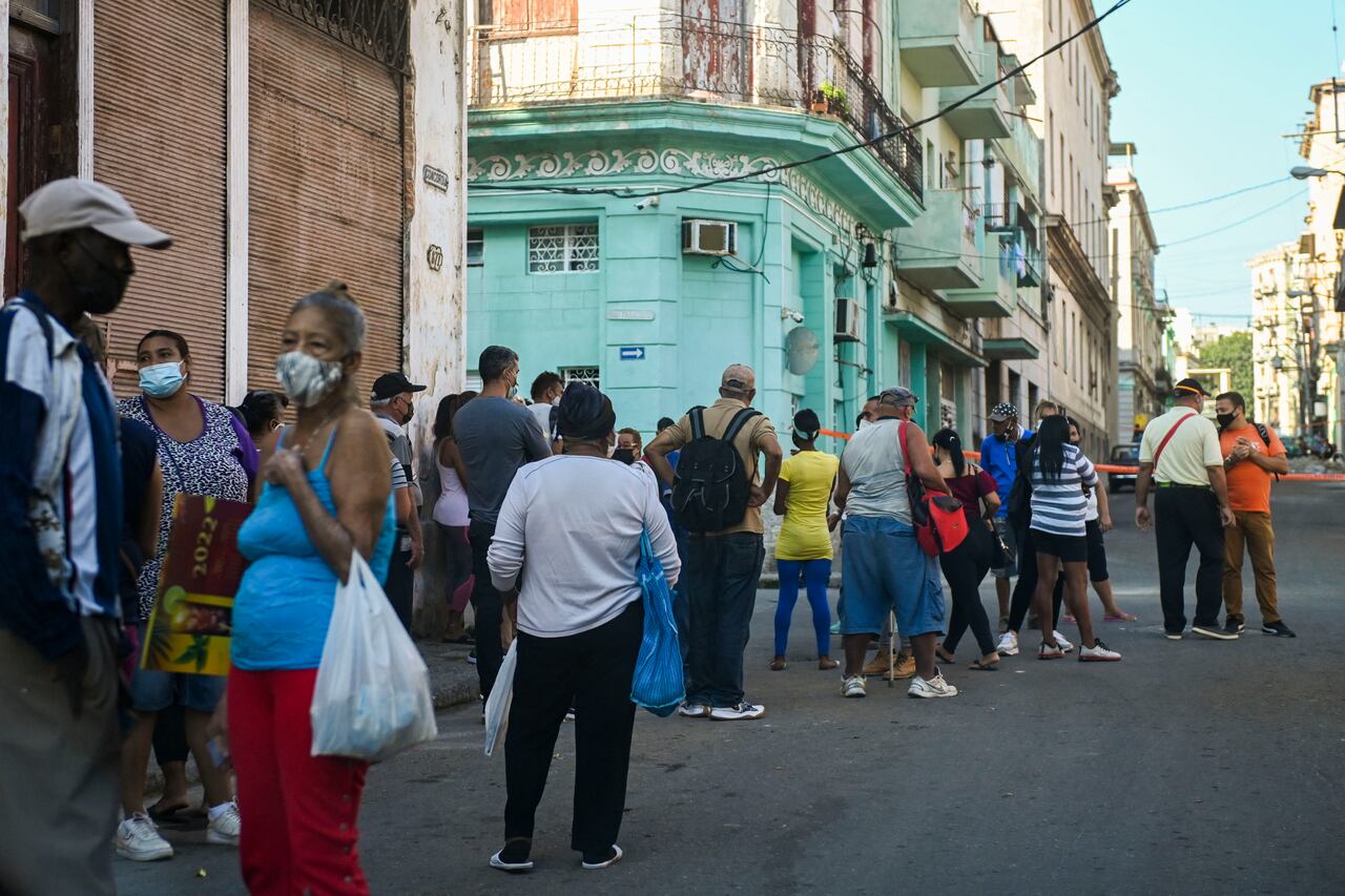 Cubanos hacen largas filas para poder acceder a alimentos. (Photo by Yamil LAGE / AFP)
