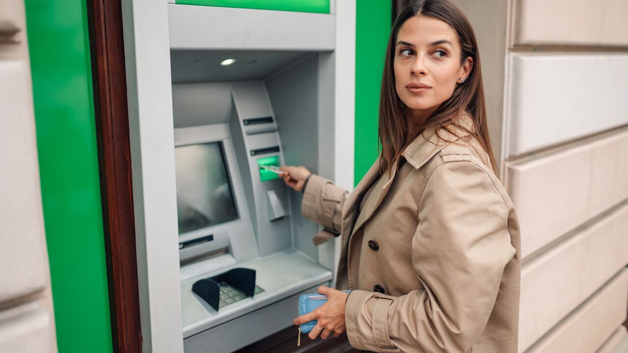 Los usuarios no deben recibir ayuda de extraños si tienen problemas al retirar en el cajero automático.