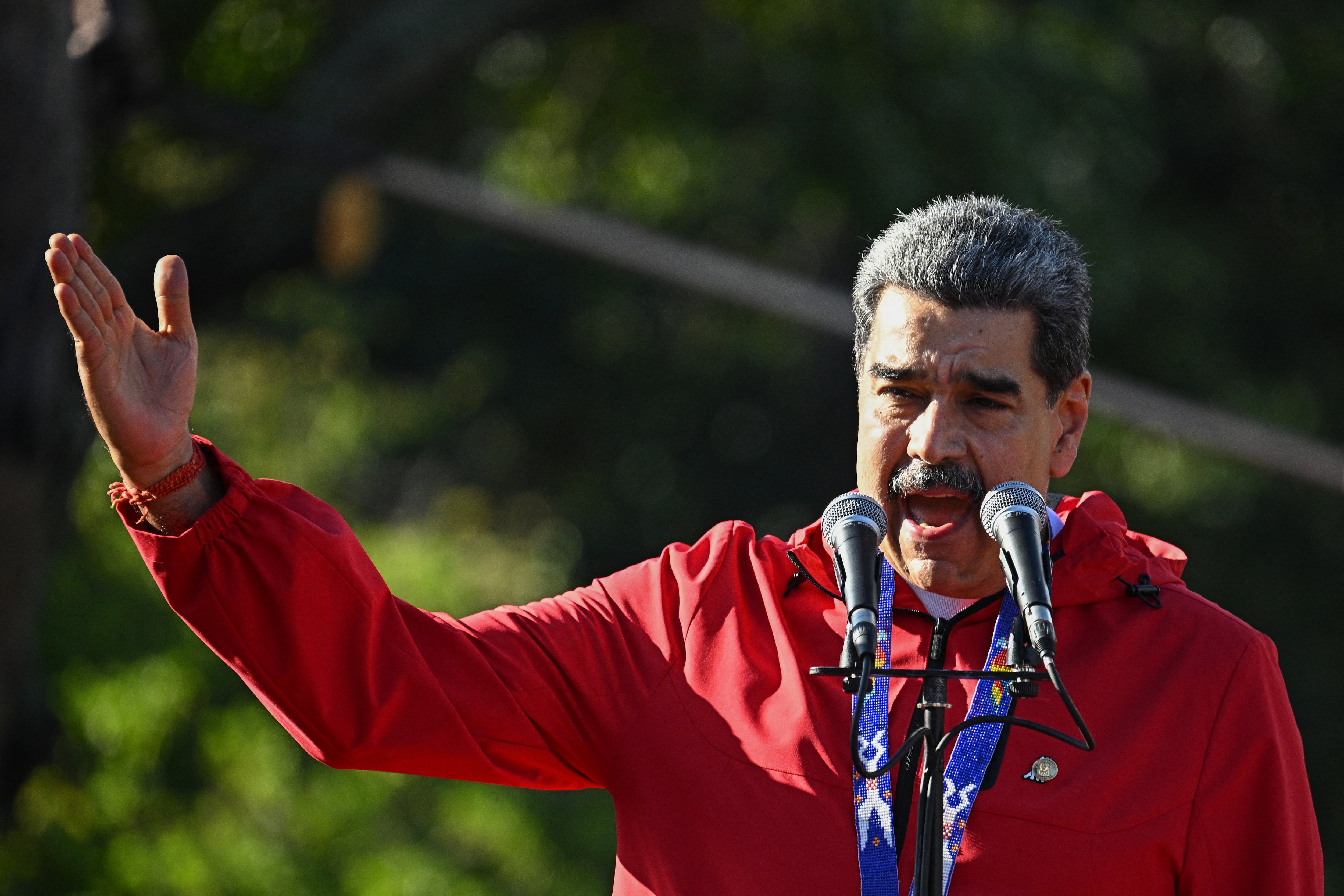 Nicolás Maduro, habla durante una marcha para conmemorar el "Día de la Resistencia Indígena" en Caracas el 12 de octubre de 2025.