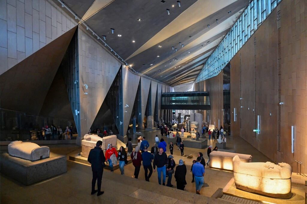 EGIPTO. EL CAIRO. GRAN MUSEO EGIPCIO (GEM). LA ESCALERA PRINCIPAL ALOJA CIENTOS DE ESTATUAS ANTIGUAS. (Foto de Antoine LORGNIER / SÓLO EL MUNDO / Sólo Francia vía AFP)