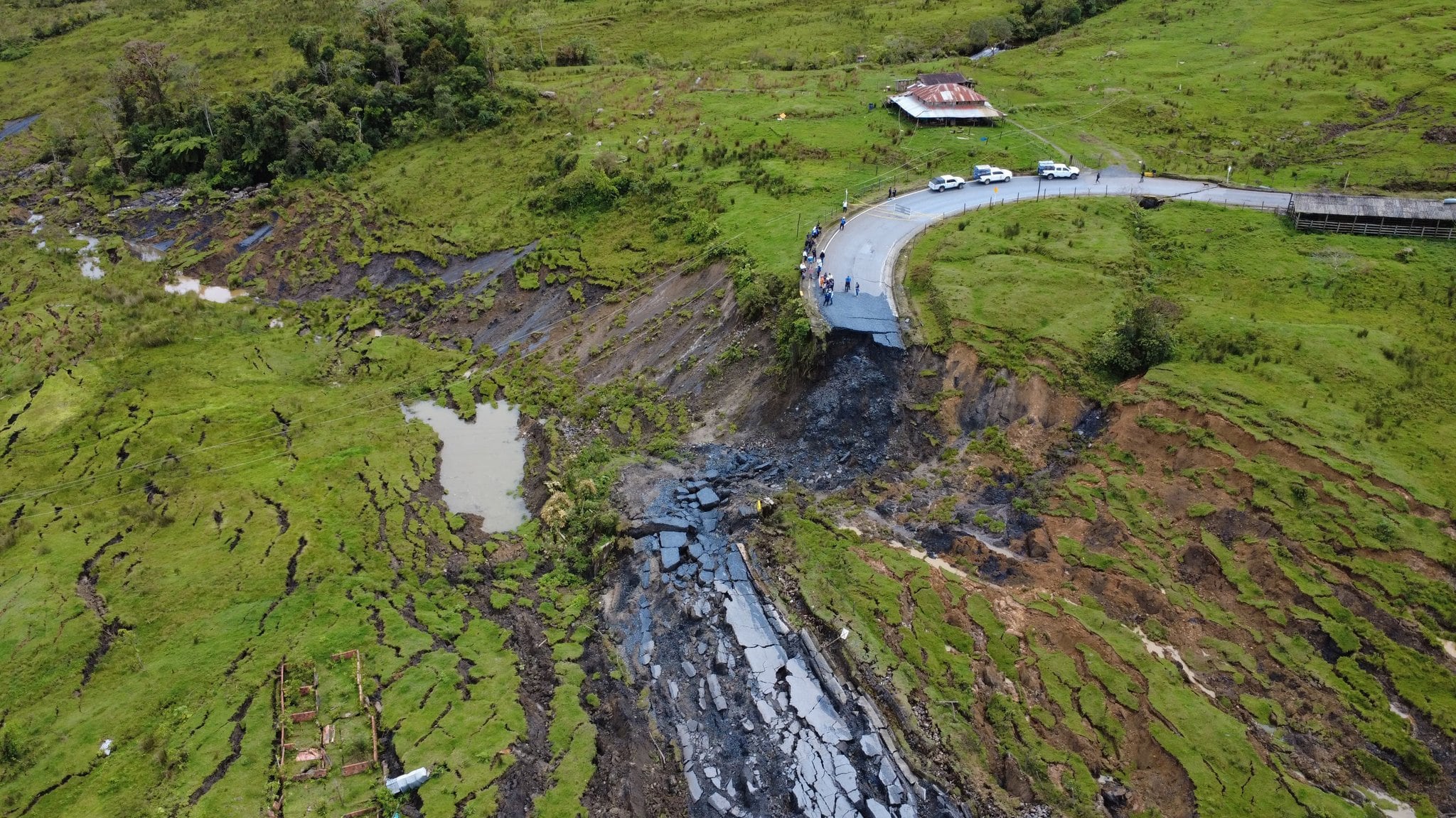 Emergencia por movimiento en masa en Vélez, Santander, destruyó la Transversal del Carare; 27 familias fueron evacuadas.