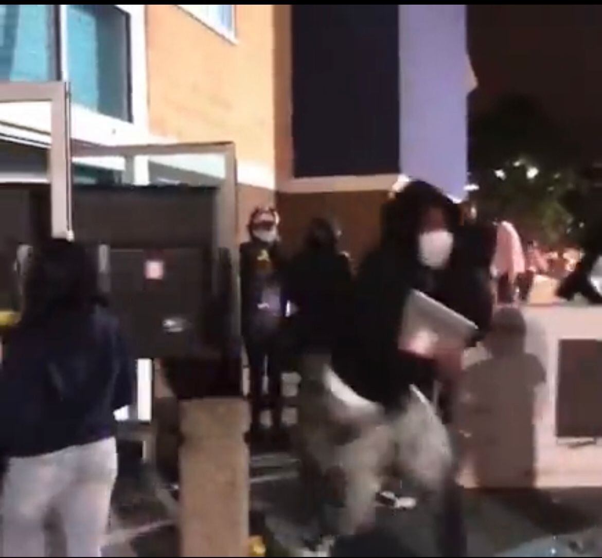 Descontrolada situación en Estados Unidos a cuenta de robos en supermercados, tiendas de lujo.