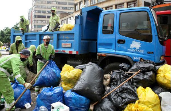 Los operarios recogieron la basura en San Victorino.