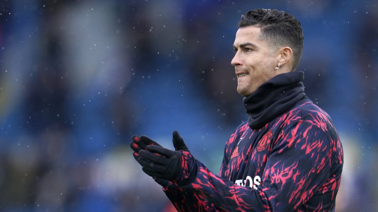 Cristiano Ronaldo del Manchester United aplaude en el calentamiento antes del encuentro de la Liga Premier ante el Leeds United el domingo 20 de febrero del 2022. (AP Foto/Jon Super)