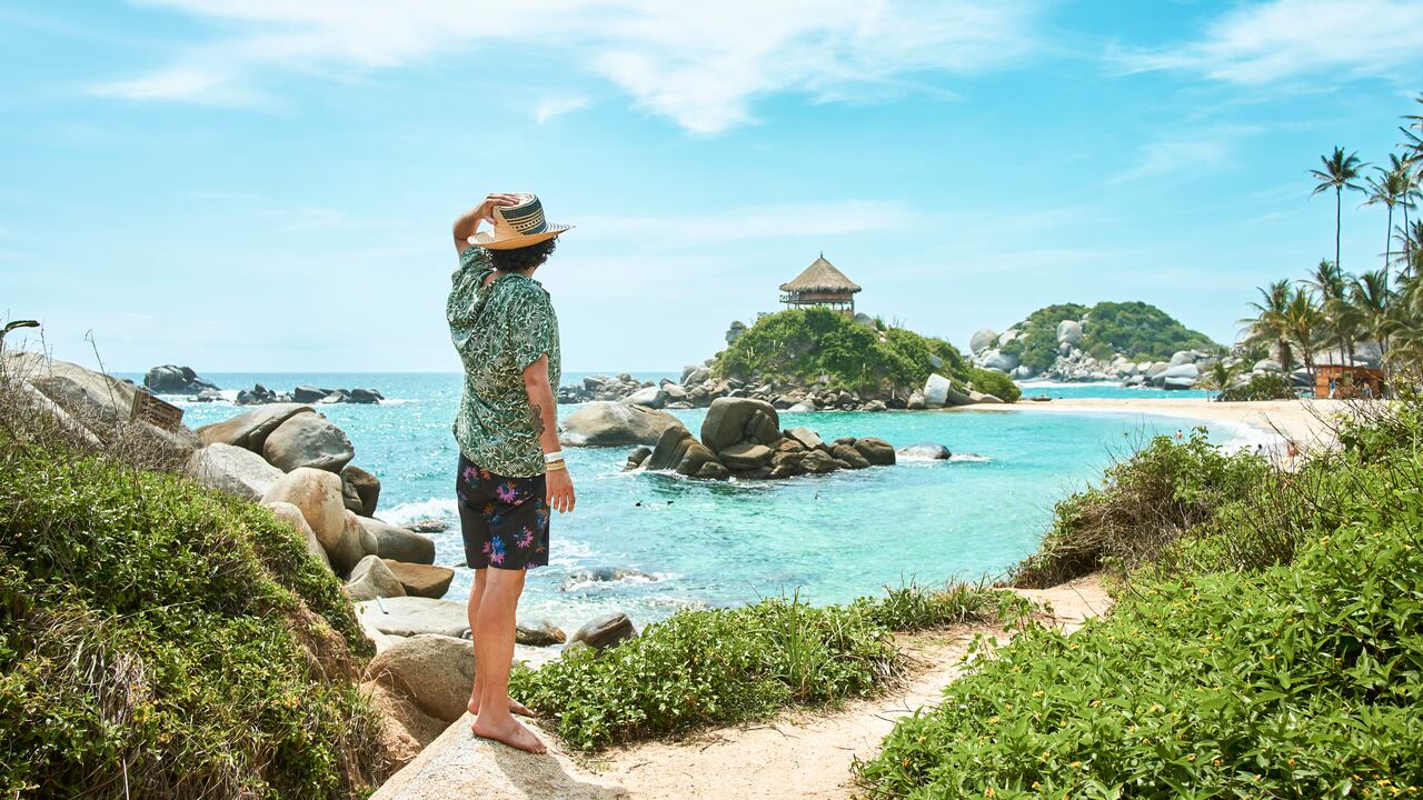 Hombre mirando hacia la playa de Cabo San Juan en el Parque Nacional Tayrona en Colombia