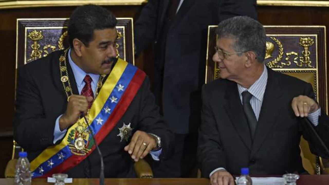 El presidente de Venezuela, Nicolás Maduro, saluda al presidente de la Asamblea Nacional, Henry Ramos Allup. El organismo, por primera vez en 17 años, tiene una mayoría opositora.
