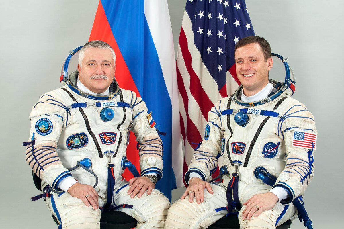 El cosmonauta ruso Fyodor Nikoláyevich Yurchikhin (Izquierda) ha realizado tres exitosas misiones en cosmonaves rusas e internacionales, además de ocho caminatas espaciales.