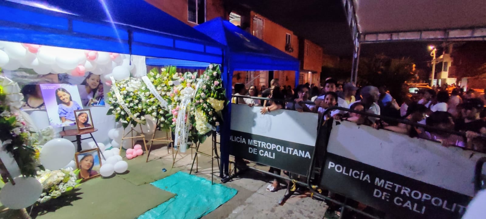 Con fotos de la pequeña, globos y flores, la comunidad de Villa Gorgona espera la llegada del cuerpo de Sofía.