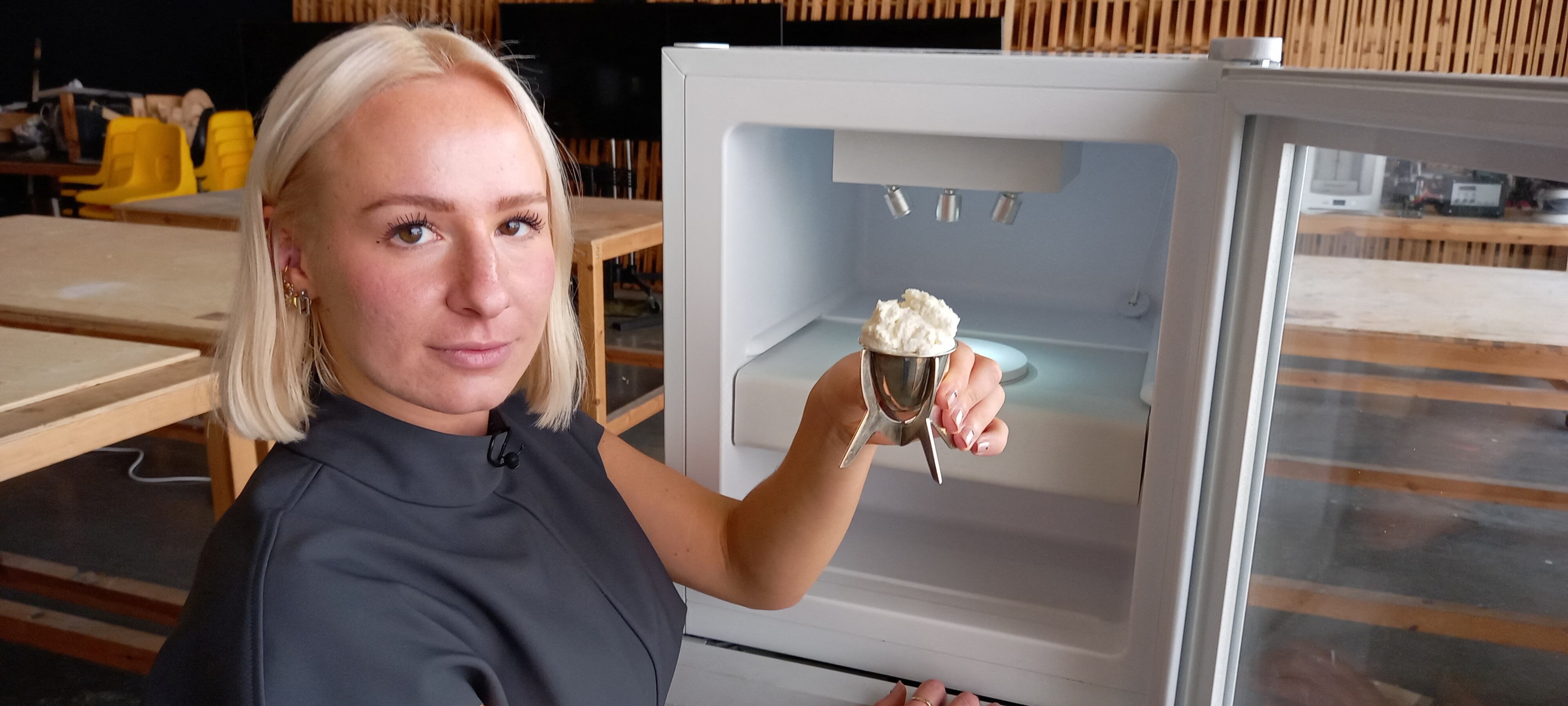 Una vista muestra el primer helado de vainilla del mundo hecho con desechos plásticos, sostenido ante la cámara por su creadora, artista y diseñadora Eleanora Ortolani en Central Saint Martins en Londres, Gran Bretaña, el 18 de septiembre de 2023.