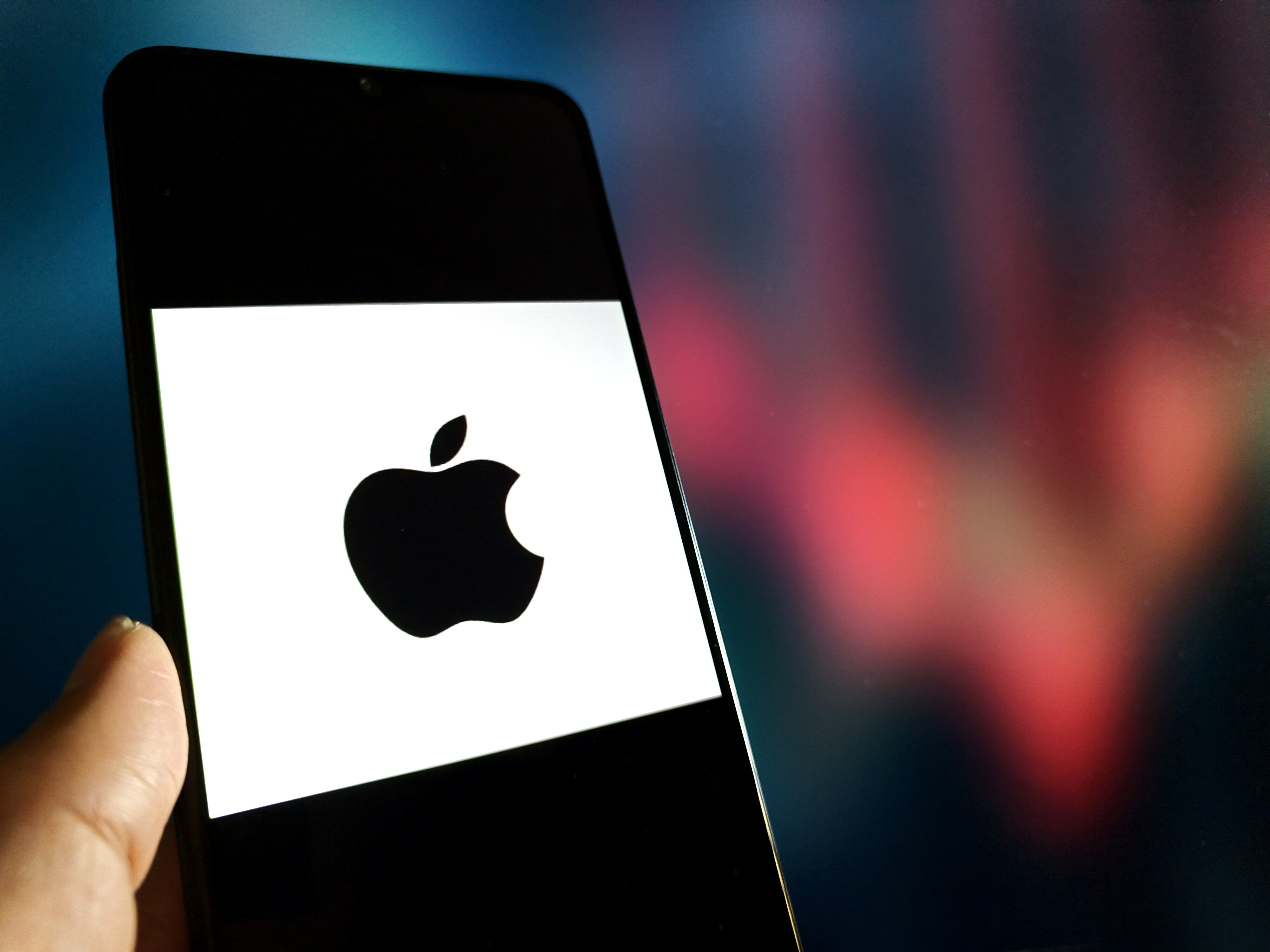 La demanda surgió cuando se descubrió que empleados de Apple escuchaban grabaciones privadas de usuarios para evaluar el rendimiento de Siri.