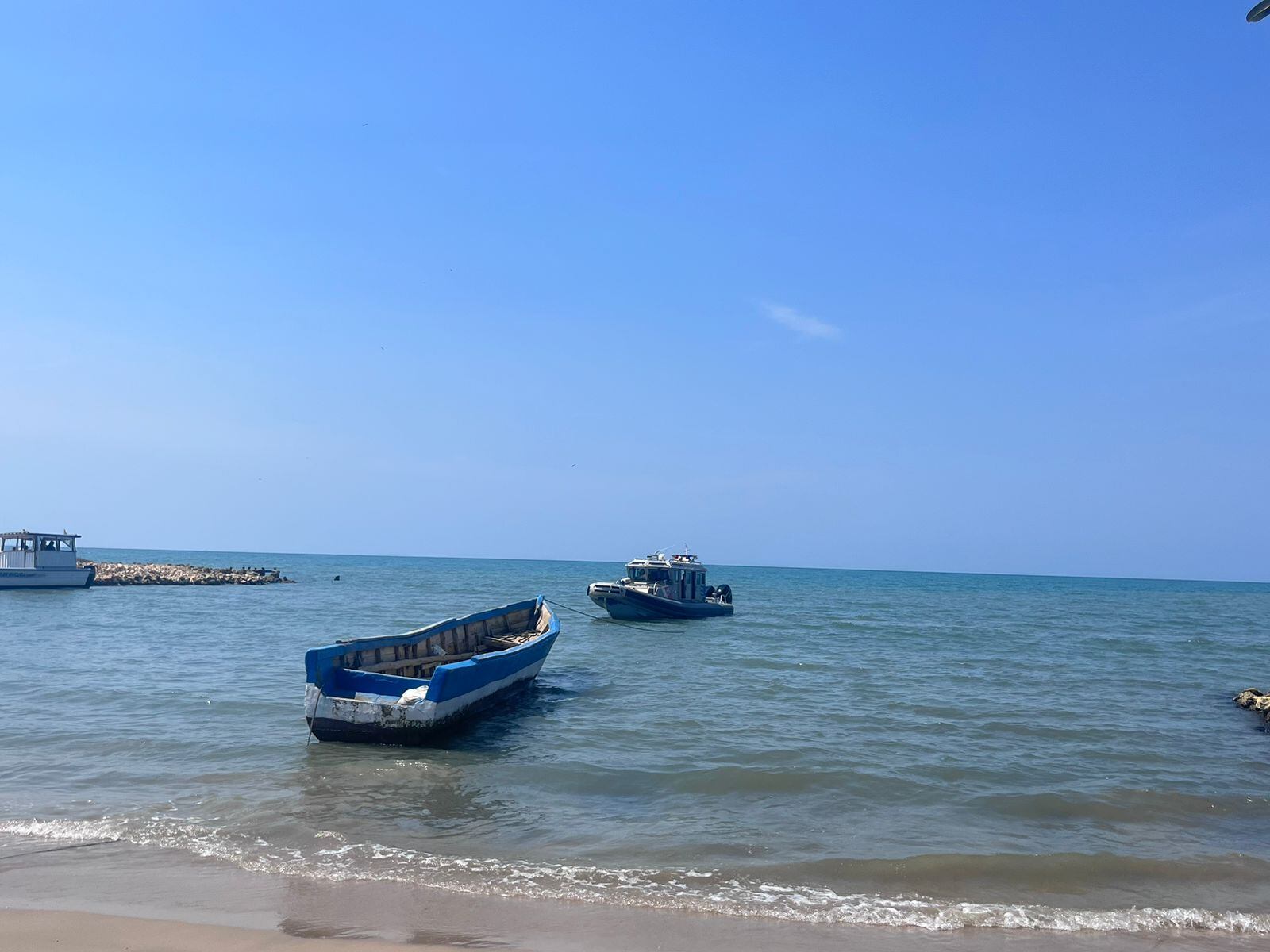 Colisión de dos embarcaciones dejó a cuatro pescadores a la deriva; tres fueron rescatados por la Armada y el otro fue hallado sin vida